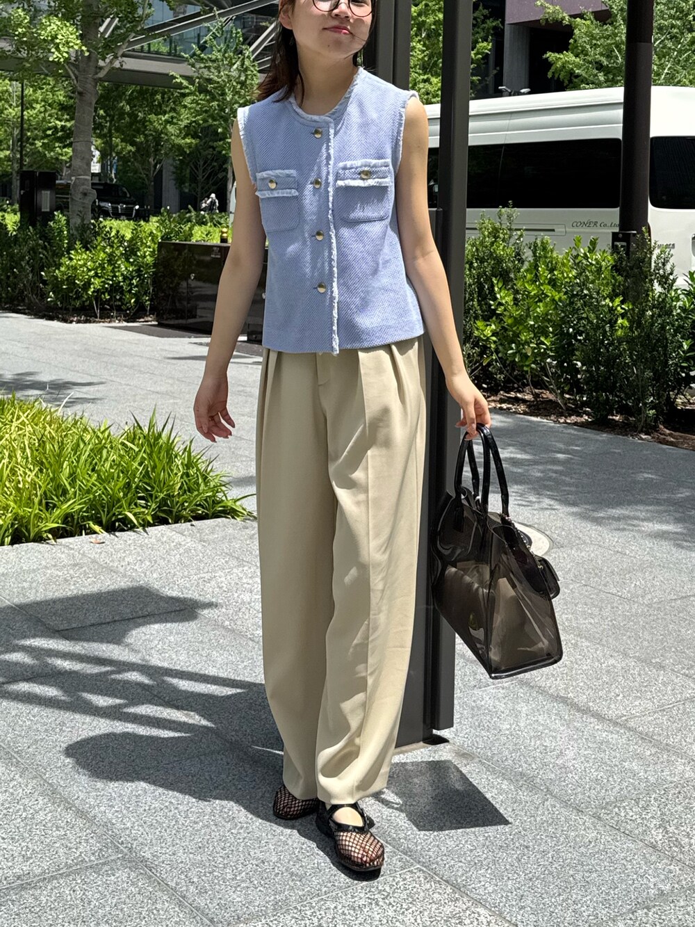 「サンダル、シンプルスタイル、大人ファッション、ラクチンコーデ、夏ファッション、カジュアルスタイル、おでかけコーデ、おしゃれさんと繋がりたい、メガネ女子、パンツコーデ、今日のコーデ、夏」｜「NOLLEY’S Sophiのラッセルフリンジベスト（ベスト、ブルー系）」を使った、takahashiさん（レディース・161cm）の夏コーディネートの4枚目の写真
