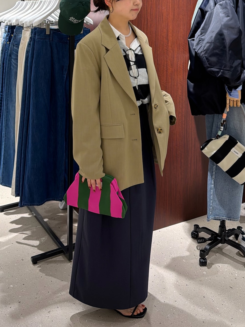 グレー系のシャツ/ブラウス、ブルー系のスカート、ベージュ系のテーラードジャケットを着用したレディースの春コーディネートの6枚目の写真