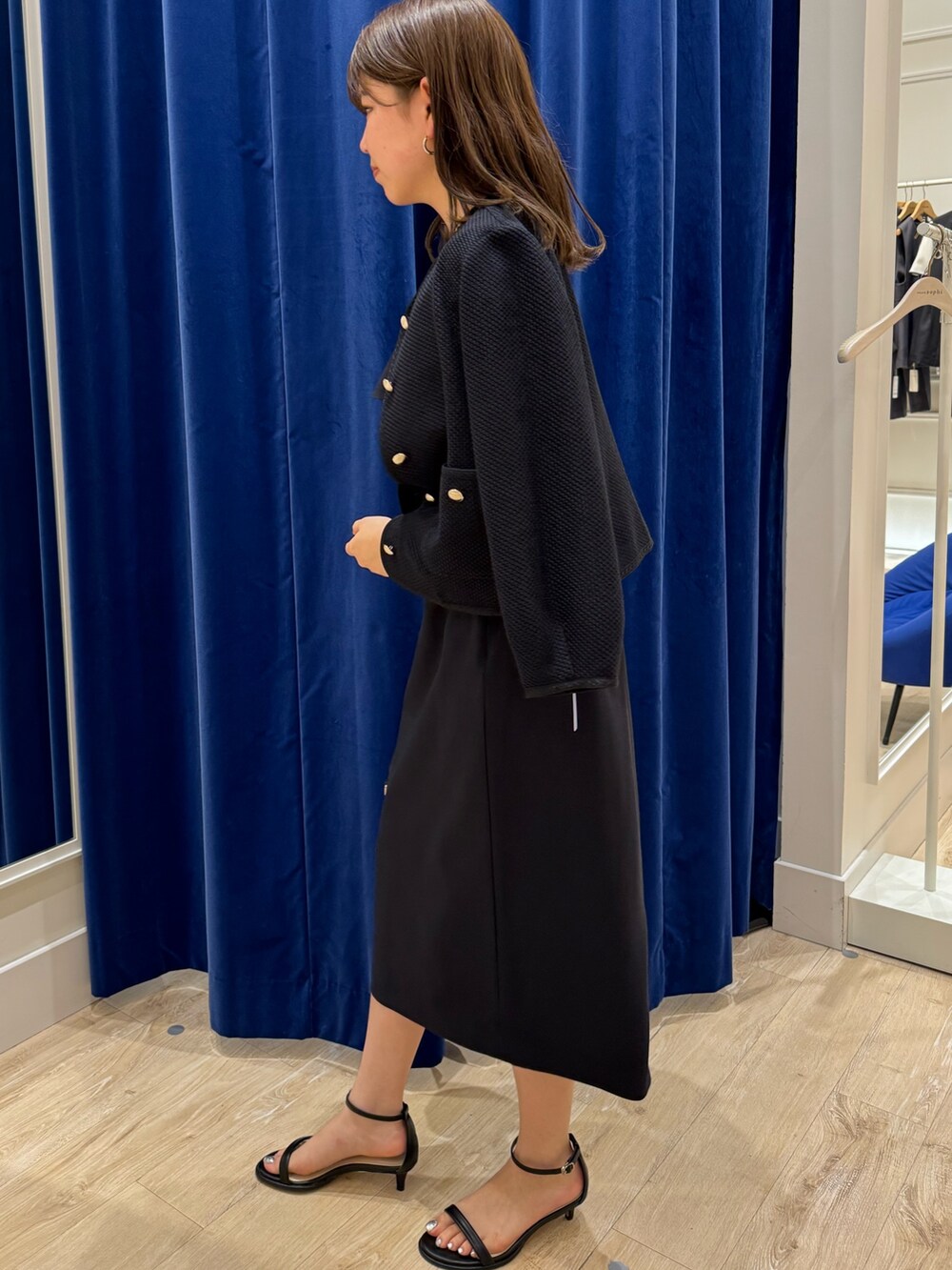 「NOLLEY’Sの《セットアップ対応》ウォッシャブル麻調ラッフルブラウス（シャツ/ブラウス、ブルー系）」を使った、takahashiさん（レディース・161cm）の春コーディネートの4枚目の写真