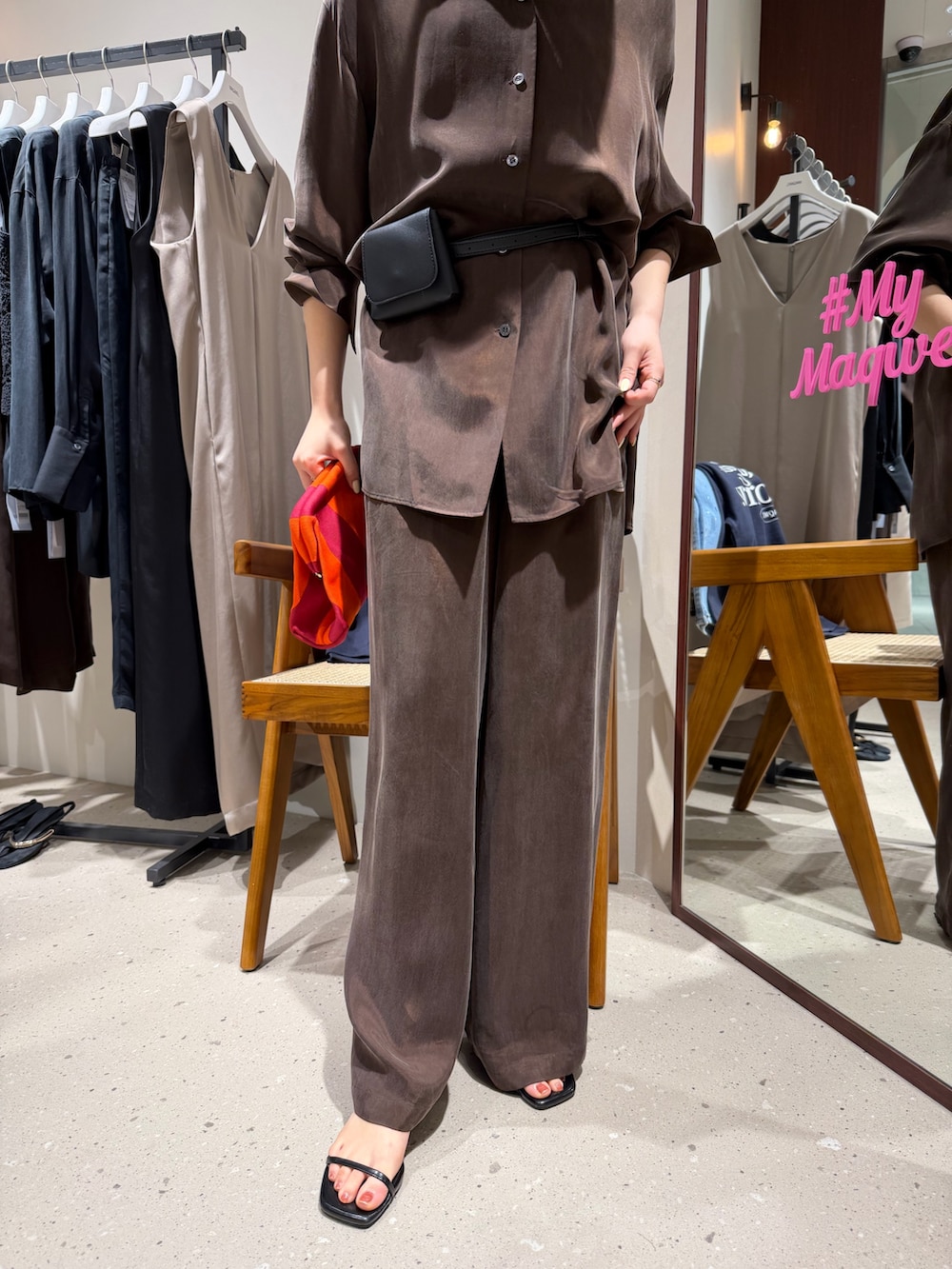 ブラウン系のその他パンツ、ブラウン系のシャツ/ブラウス、ブラック系のボディバッグ/ウエストポーチを着用したレディースの春コーディネートの3枚目の写真