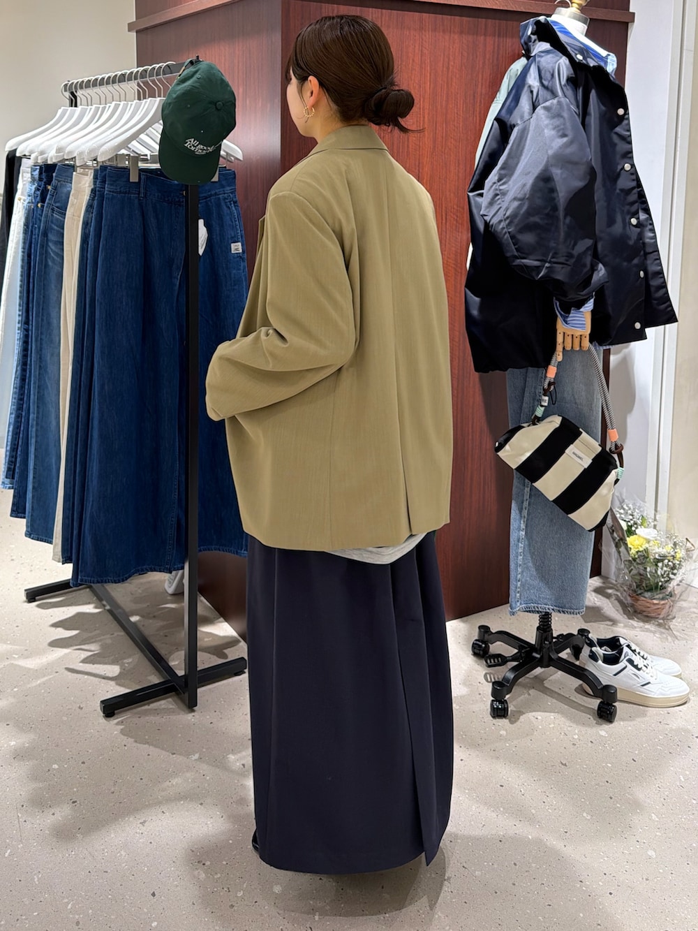 グレー系のシャツ/ブラウス、ブルー系のスカート、ベージュ系のテーラードジャケットを着用したレディースの春コーディネートの4枚目の写真