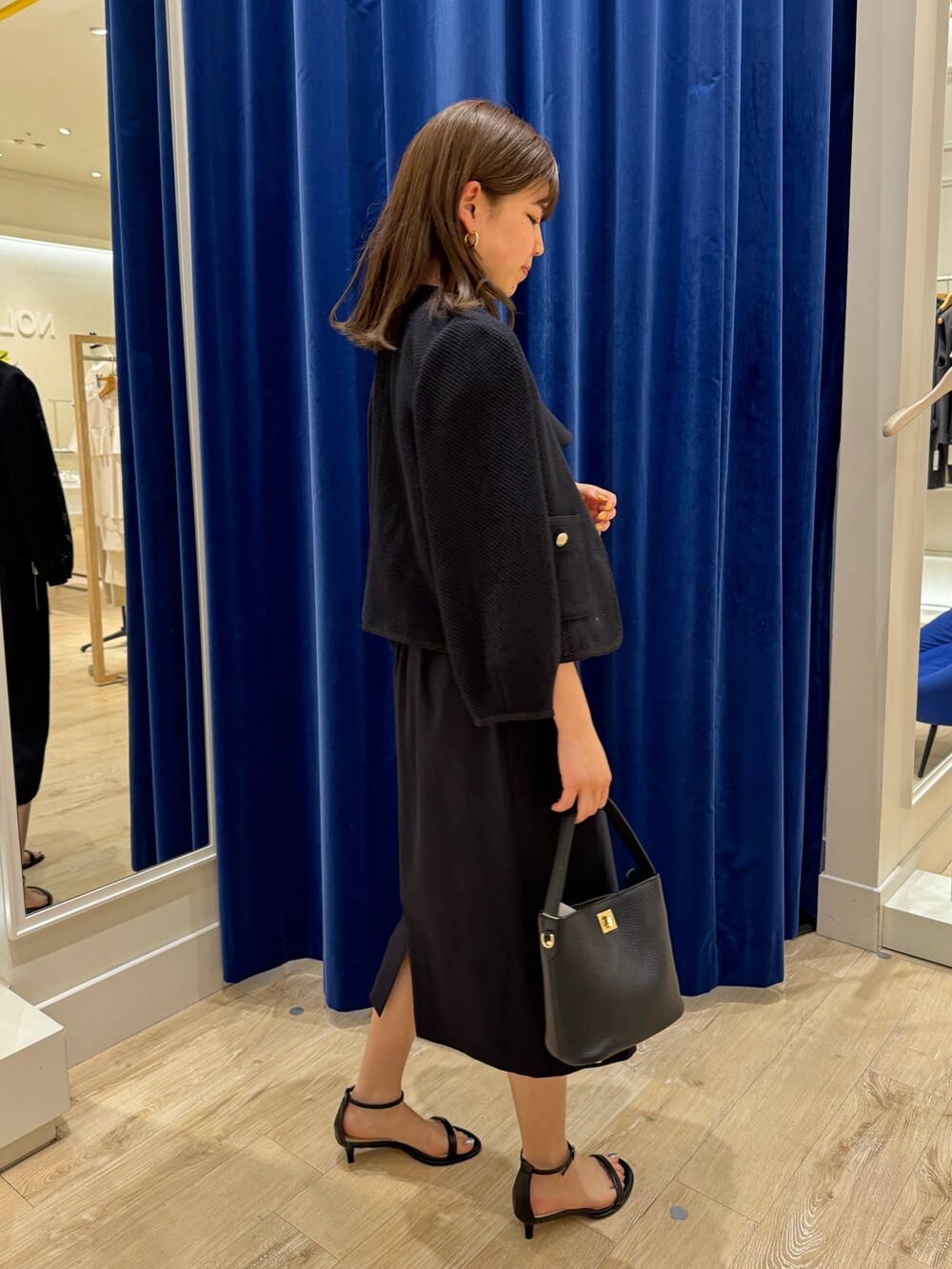 「NOLLEY’Sの《セットアップ対応》ウォッシャブル麻調ラッフルブラウス（シャツ/ブラウス、ブルー系）」を使った、takahashiさん（レディース・161cm）の春コーディネートの6枚目の写真