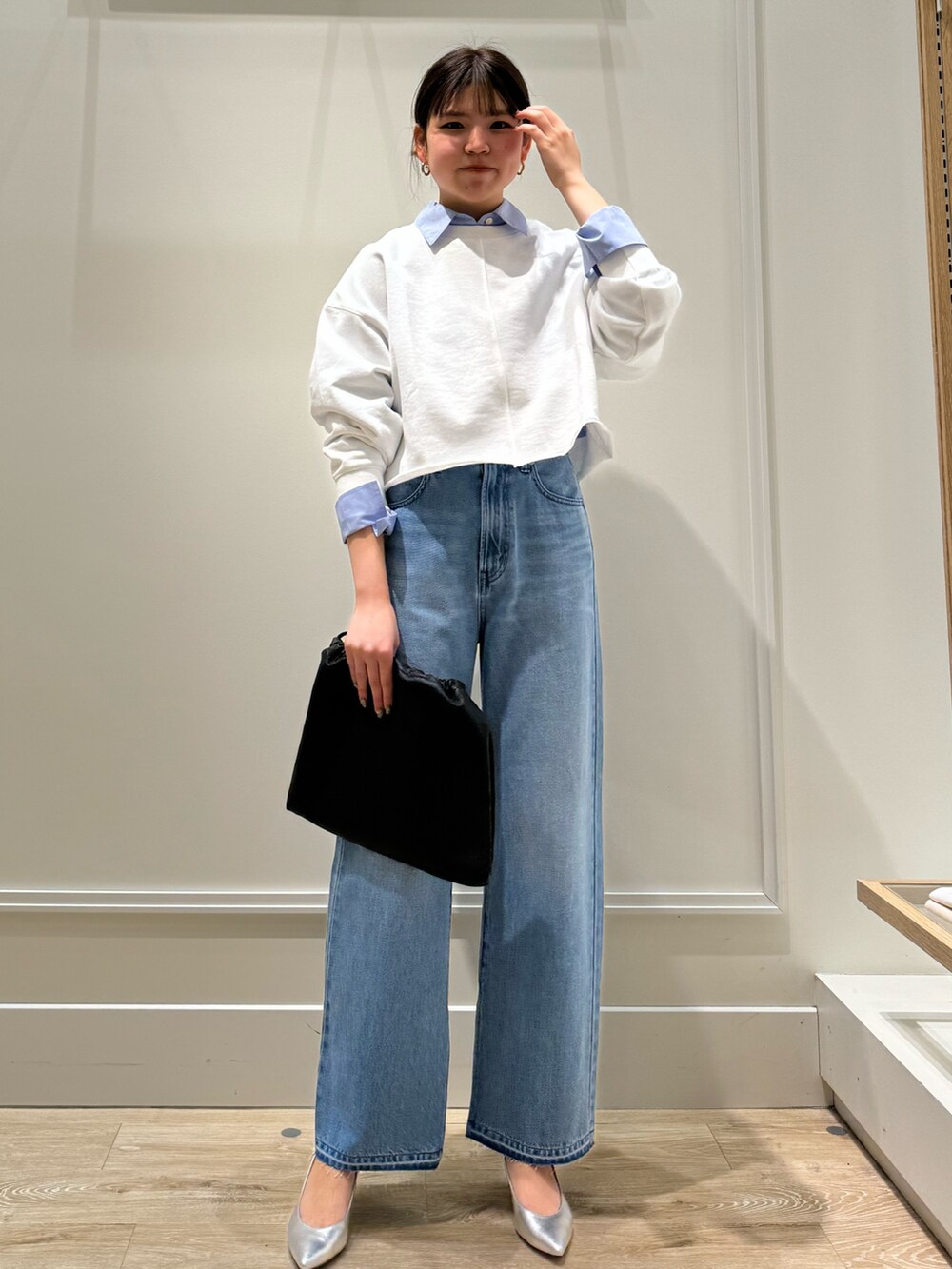 「デニムパンツ、デニムコーデ、ショート丈トップス、ショート丈、ショート丈スウェット、ノーリーズ、スリットデニム、レイヤードスタイル、シャツスタイル、カジュアルコーデ、きれいめカジュアル、ラクチンコーデ、大人カジュアル、お出かけコーデ、大人女子」｜「Rie Millerのスリットフレアハイウエストデニム（デニムパンツ、ブルー系）」を使った、takahashiさん（レディース・161cm）の冬コーディネートの2枚目の写真