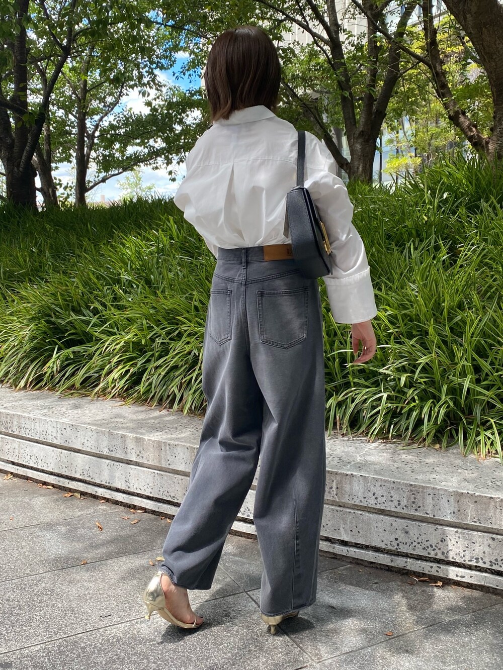 「秋服準備はじめました、オトナカジュアル、休日スタイル、楽チンコーデ、オトナ女子、パンツコーデ、秋、初秋コーデ、きれいめカジュアル、シンプル、シャツスタイル、大人可愛い、デニムパンツ、パンツスタイル、秋服コーデ」｜「Rie Millerのハイウエストバギーデニム（デニムパンツ、ブラック系）」を使った、takahashiさん（レディース・161cm）の夏コーディネートの3枚目の写真
