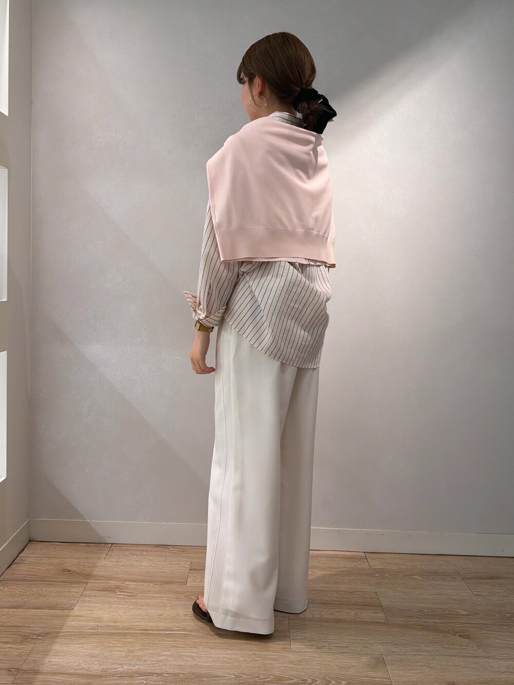 ホワイト系のその他パンツ、ピンク系のシャツ/ブラウス、ピンク系のショルダーバッグを着用したレディースの春コーディネートの4枚目の写真