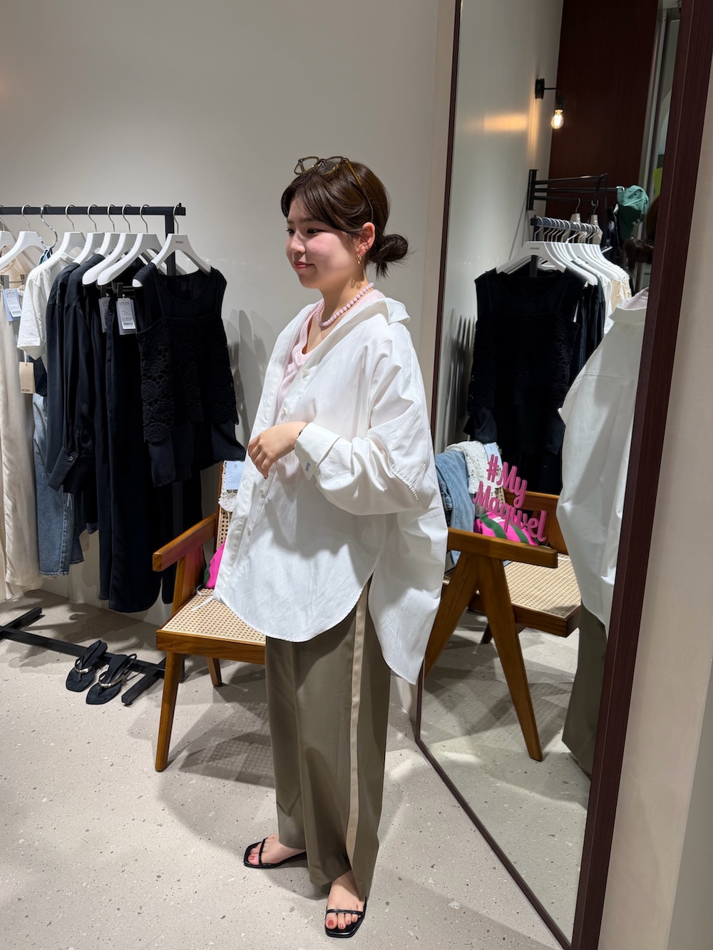 ホワイト系のシャツ/ブラウス、ピンク系のTシャツ/カットソー、ベージュ系のその他パンツを着用したレディースの春コーディネートの2枚目の写真