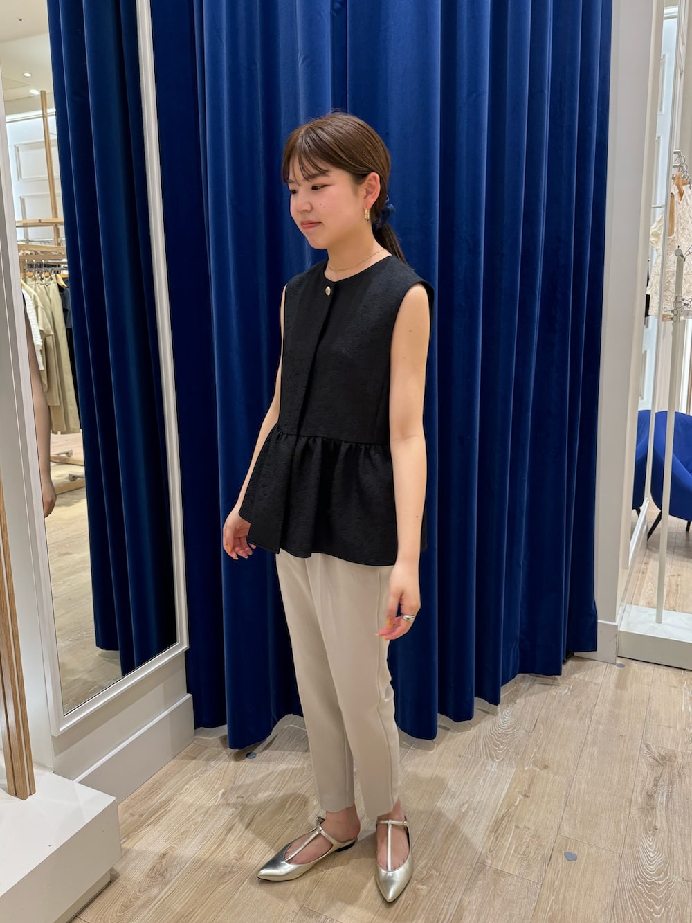 「ノーリーズ、NOLLEY'S、夏コーデ、夏だ！Tシャツ着よう！、休日スタイル、ジレ、ジレスタイル、テーパードパンツ、キレイめ、おでかけコーデ、ラクチンコーデ、シンプル」｜「NOLLEY’S Sophiのウォッシャブルフクレジャガードペプラムジレ（ベスト、ホワイト系）」を使った、takahashiさん（レディース・161cm）の夏コーディネートの6枚目の写真
