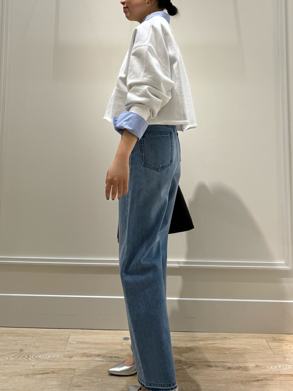「デニムパンツ、デニムコーデ、ショート丈トップス、ショート丈、ショート丈スウェット、ノーリーズ、スリットデニム、レイヤードスタイル、シャツスタイル、カジュアルコーデ、きれいめカジュアル、ラクチンコーデ、大人カジュアル、お出かけコーデ、大人女子」｜「Rie Millerのスリットフレアハイウエストデニム（デニムパンツ、ブルー系）」を使った、takahashiさん（レディース・161cm）の冬コーディネートの3枚目の写真