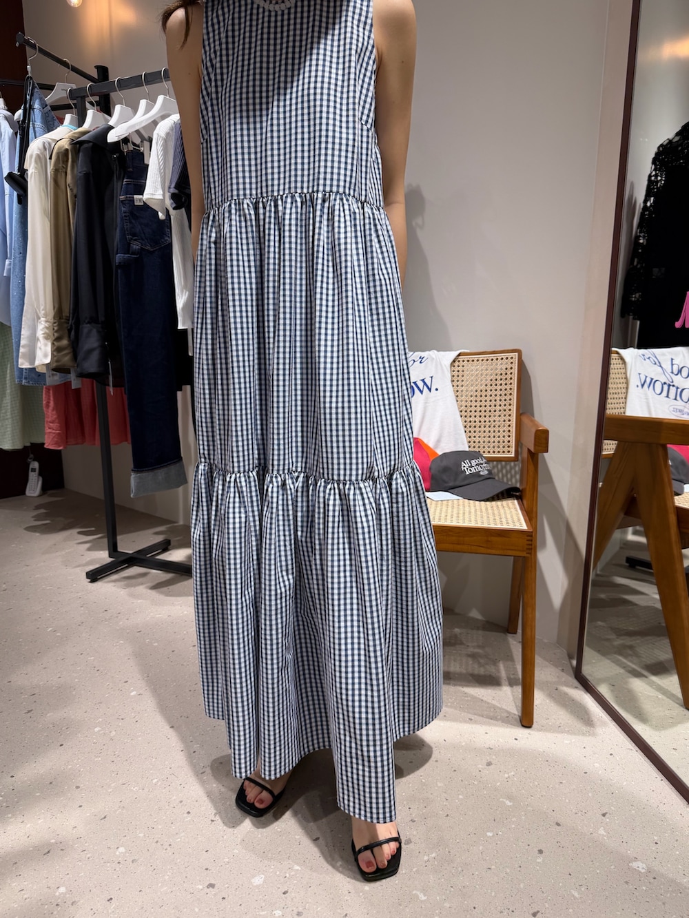 ブルー系のワンピース、ブルー系のヘアバンド、ホワイト系のネックレスを着用したレディースの春コーディネートの2枚目の写真
