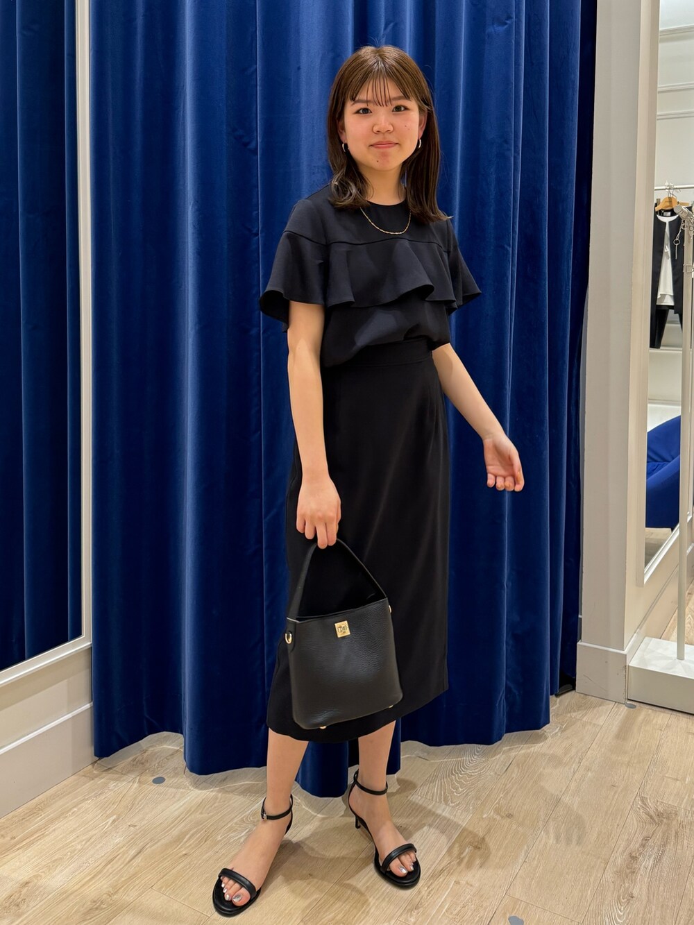「NOLLEY’Sの《セットアップ対応》ウォッシャブル麻調タイトミディスカート（スカート、ブルー系）」を使った、takahashiさん（レディース・161cm）の春コーディネートの3枚目の写真