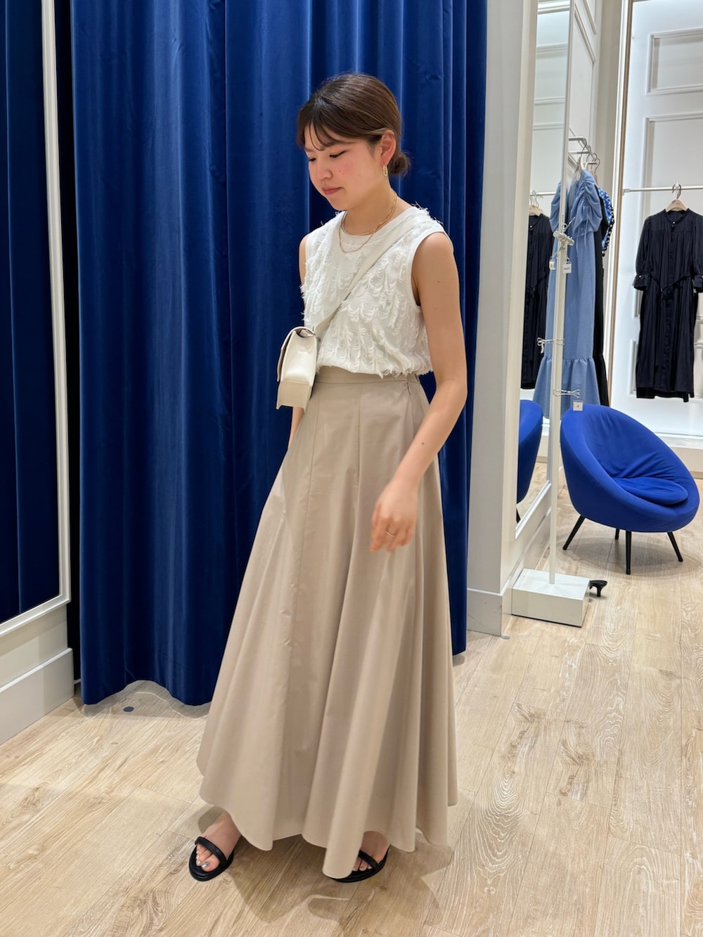 「シンプルコーデ、パステルカラー、きれいめカジュアル、ノーリーズ、ノーリーズソフィー、NOLLEY'S、マキシ丈スカート、フリンジトップス、おでかけコーデ、楽チンコーデ、オトナ女子、オトナカワイイ、ootd、大人女子、骨格ストレート」｜「NOLLEY’S Sophiのウォッシャブルタイプライターフレアロングスカート（スカート、ピンク系）」を使った、takahashiさん（レディース・161cm）の春コーディネートの2枚目の写真
