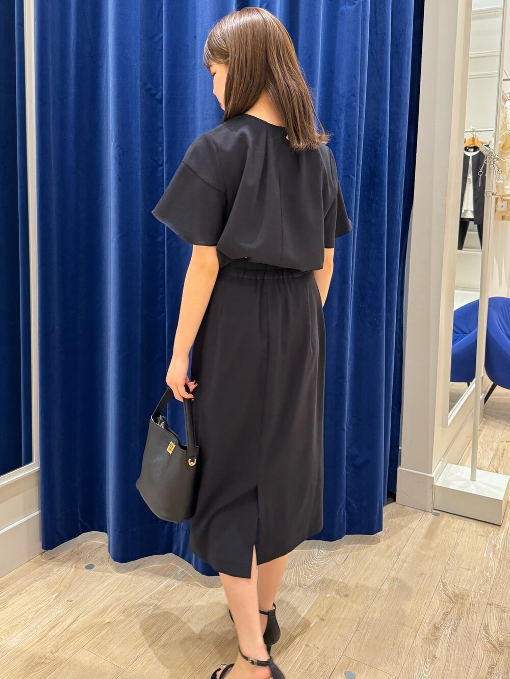 「NOLLEY’Sの《セットアップ対応》ウォッシャブル麻調タイトミディスカート（スカート、ブルー系）」を使った、takahashiさん（レディース・161cm）の春コーディネートの6枚目の写真