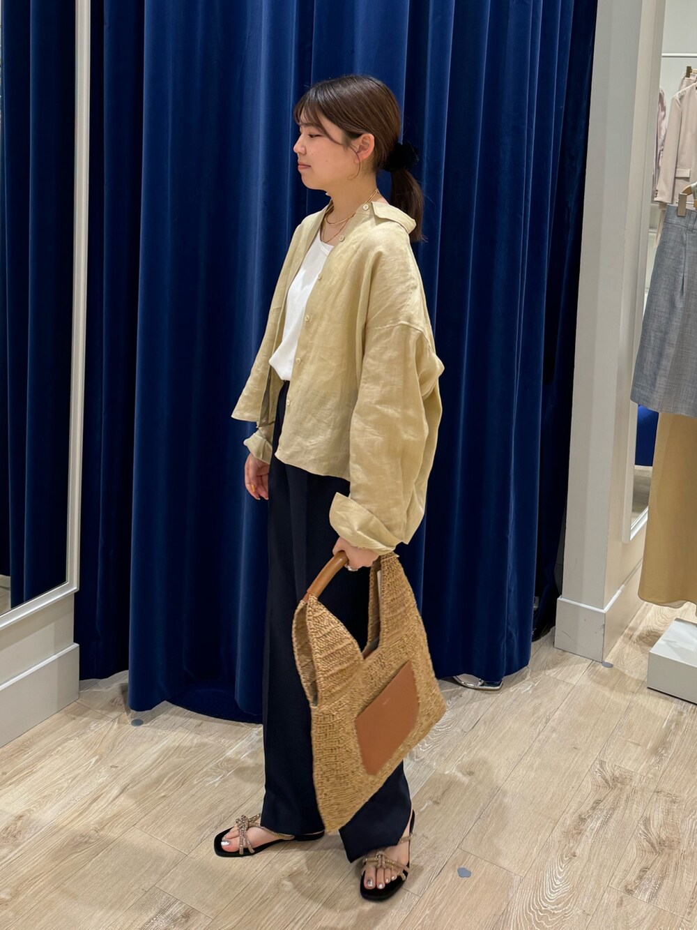 「NOLLEY’SのMY STANDARD リネン2WAY shortシャツ（シャツ/ブラウス、ベージュ系）」を使った、takahashiさん（レディース・161cm）の春コーディネートの4枚目の写真