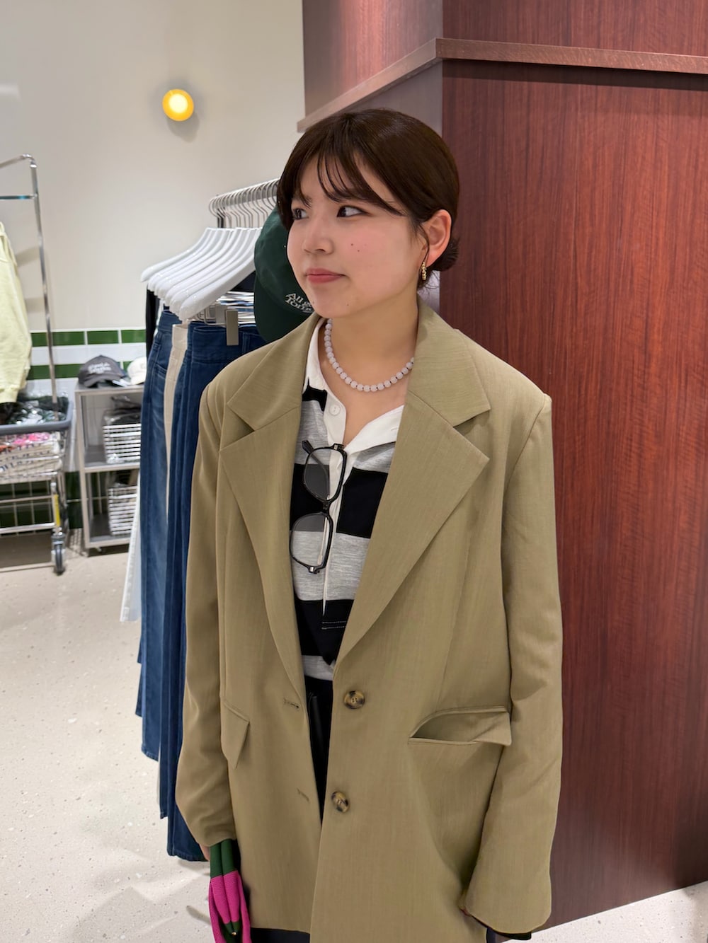 グレー系のシャツ/ブラウス、ブルー系のスカート、ベージュ系のテーラードジャケットを着用したレディースの春コーディネートの8枚目の写真