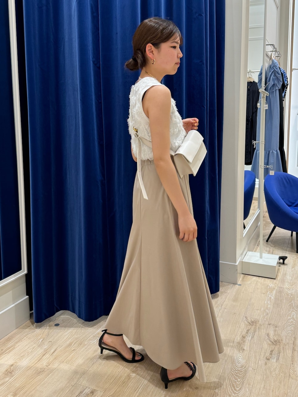 「シンプルコーデ、パステルカラー、きれいめカジュアル、ノーリーズ、ノーリーズソフィー、NOLLEY'S、マキシ丈スカート、フリンジトップス、おでかけコーデ、楽チンコーデ、オトナ女子、オトナカワイイ、ootd、大人女子、骨格ストレート」｜「NOLLEY’S Sophiのウォッシャブルタイプライターフレアロングスカート（スカート、ピンク系）」を使った、takahashiさん（レディース・161cm）の春コーディネートの6枚目の写真