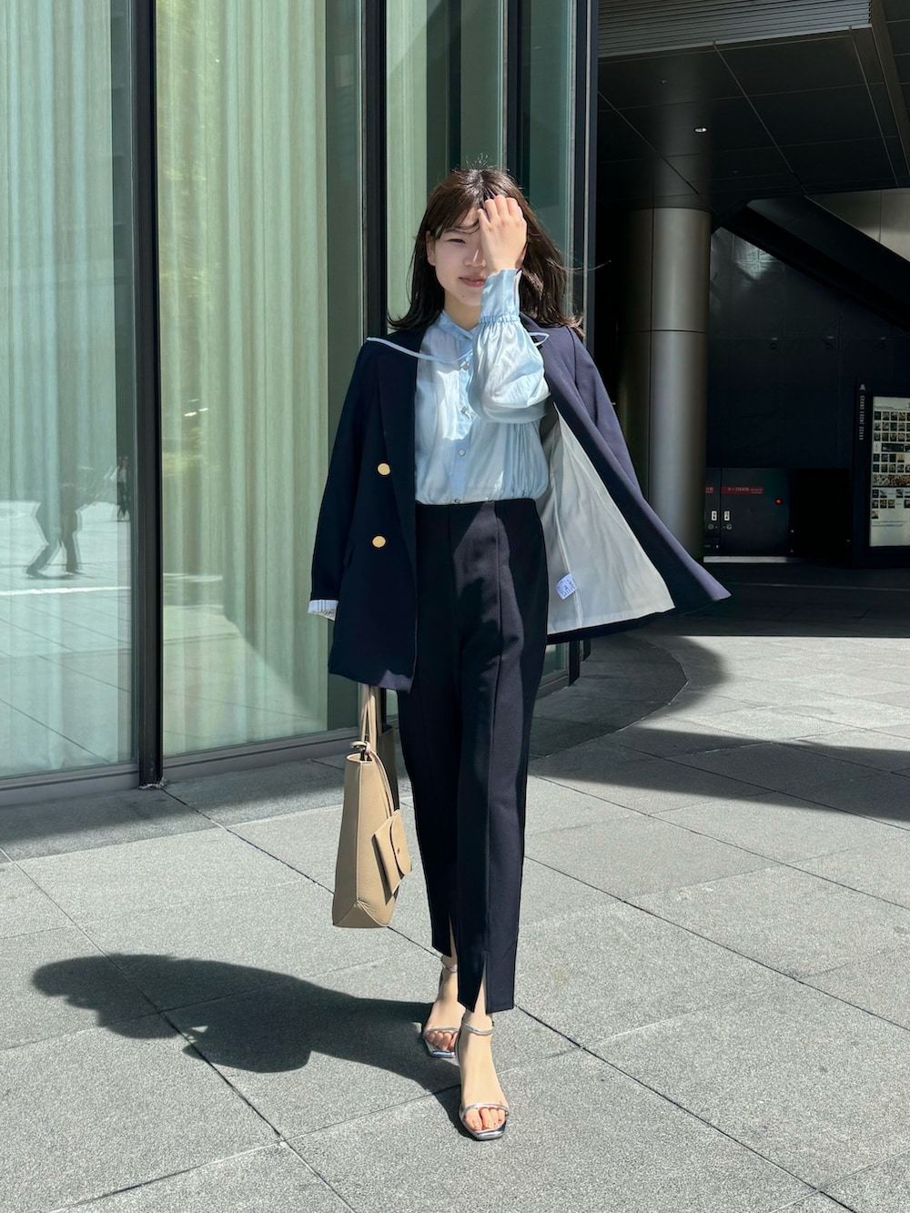 「シアートップス、ブラウス、春服、今日のコーデ、パンツスタイル、春色、ノーリーズ、NOLLEY'S、通勤コーデ、通勤スタイル、紺ブレ、ジャケット、スリットパンツ、シアーシャツ、春のNewスタイル」｜「NOLLEY’Sのシアーシャツ（シャツ/ブラウス、ブルー系）」を使った、takahashiさん（レディース・161cm）の春コーディネートの3枚目の写真