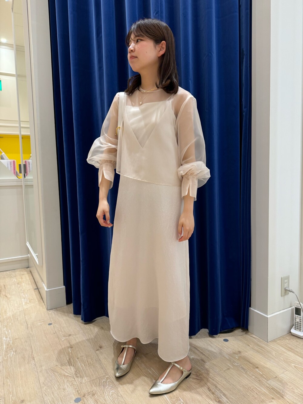 「ノーリーズ、NOLLEY'S、キレイめ、きれいめコーディネート、お呼ばれスタイル、2次会コーデ、キャミワンピ、ワントーンコーデ、シアートップス、レイヤードスタイル、トートバッグ、着回しコーデ、休日スタイル、シンプル、ミニバッグ」|「NOLLEY’Sのウォッシャブルサテンキャミワンピース(ワンピース、ホワイト系)」を使った、takahashiさん(レディース・161cm)の春コーディネートの2枚目の写真