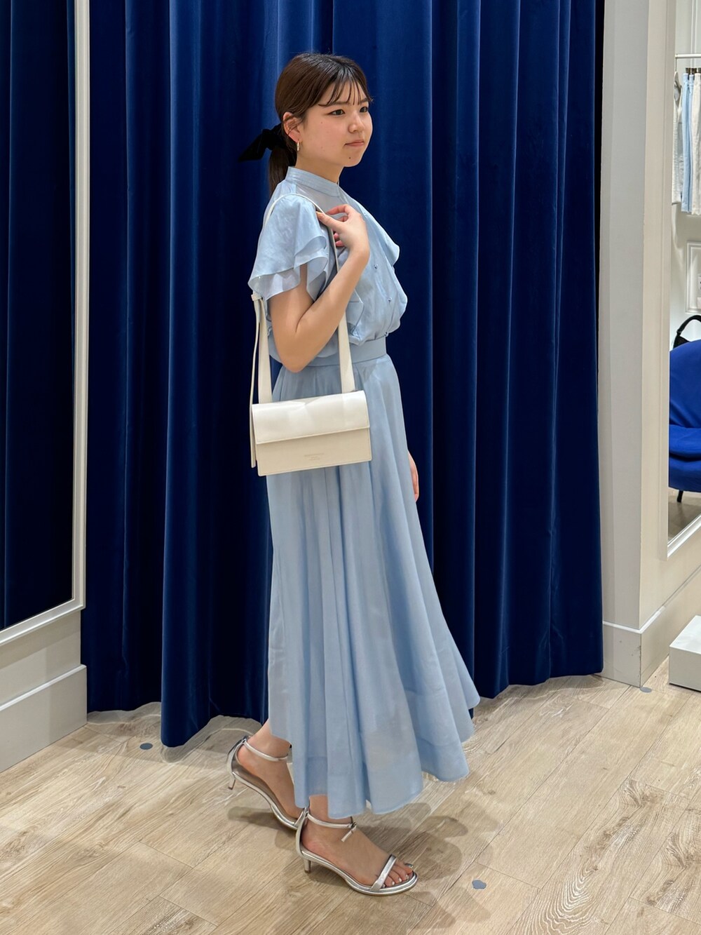 「ノーリーズ、NOLLEY'S、シアートップス、シア―ブラウス、おでかけコーデ、セットアップ、セットアップスタイル、初夏コーデ、ラクチンコーデ、今日のコーデ、大人ガーリー、ワンピース、キレイめ」｜「CHRISTIAN VILLAの【CHRISTIAN VILLA/クリスチャンヴィラ】スクエアワイドショルダー（ショルダーバッグ、ホワイト系）」を使った、takahashiさん（レディース・161cm）の春コーディネートの5枚目の写真