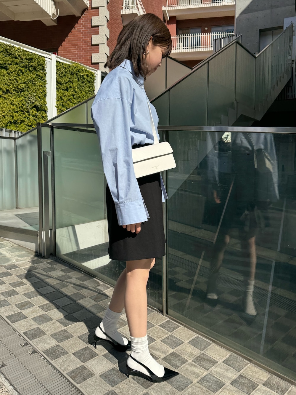 「春コーデ、ノーリーズ、シンプルコーデ、ミニスカート、ミニスカ、シャツスタイル、春のおしゃ見えテクニック、スッキリ、春服みてみて、オトナカワイイ、シンプル、トレンド、トレンドコーデ、お出かけコーデ、きれいめカジュアル」｜「NOLLEY’Sのストレッチカルゼショートスカート（スカート、ブラック系）」を使った、takahashiさん（レディース・161cm）の春コーディネートの5枚目の写真