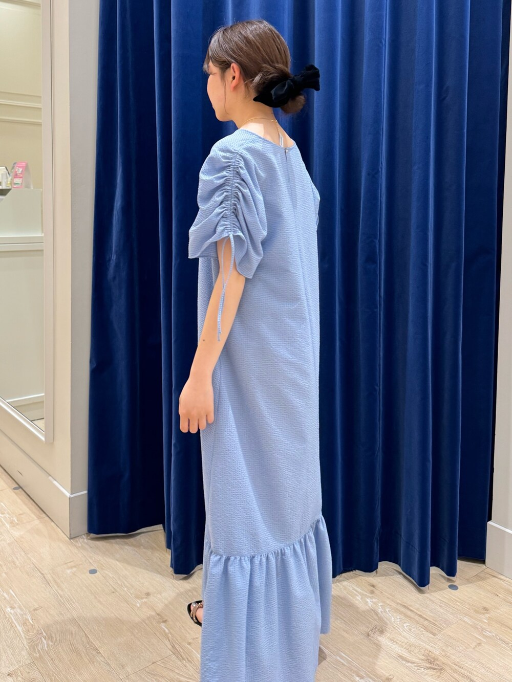「ノーリーズ、ノーリーズソフィー、旅行スタイル、旅行、ワンピース、ワンピーススタイル、おでかけコーデ、GWコーデ、今日のコーデ、大人可愛い、ラクチンコーデ、春夏コーデ、ボリューム袖、デートコーデ、シンプルコーデ」｜「NOLLEY’S Sophiのサッカーティアードワンピース（ワンピース、ブルー系）」を使った、takahashiさん（レディース・161cm）の春コーディネートの4枚目の写真