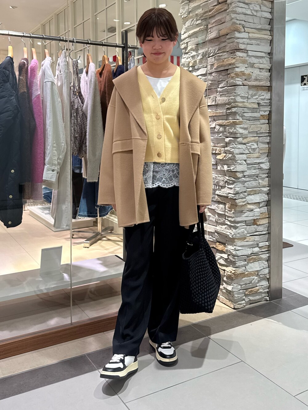 イエロー系のその他アウター、イエロー系のカーディガン/ボレロ、ホワイト系のシャツ/ブラウスを着用したレディースの秋コーディネートの3枚目の写真