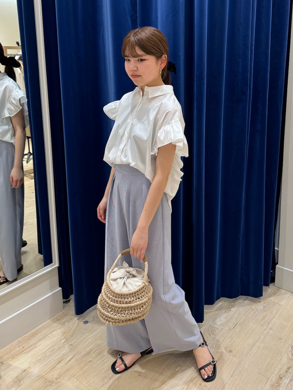 「ノーリーズ、NOLLEY'S、きれいめカジュアル、きれいめコーディネート、ツータックパンツ、ワイドパンツ、シャツコーデ」｜「NOLLEY’Sのグログランリボン付き肩フリルブラウス（シャツ/ブラウス、ホワイト系）」を使った、takahashiさん（レディース・161cm）の夏コーディネートの7枚目の写真