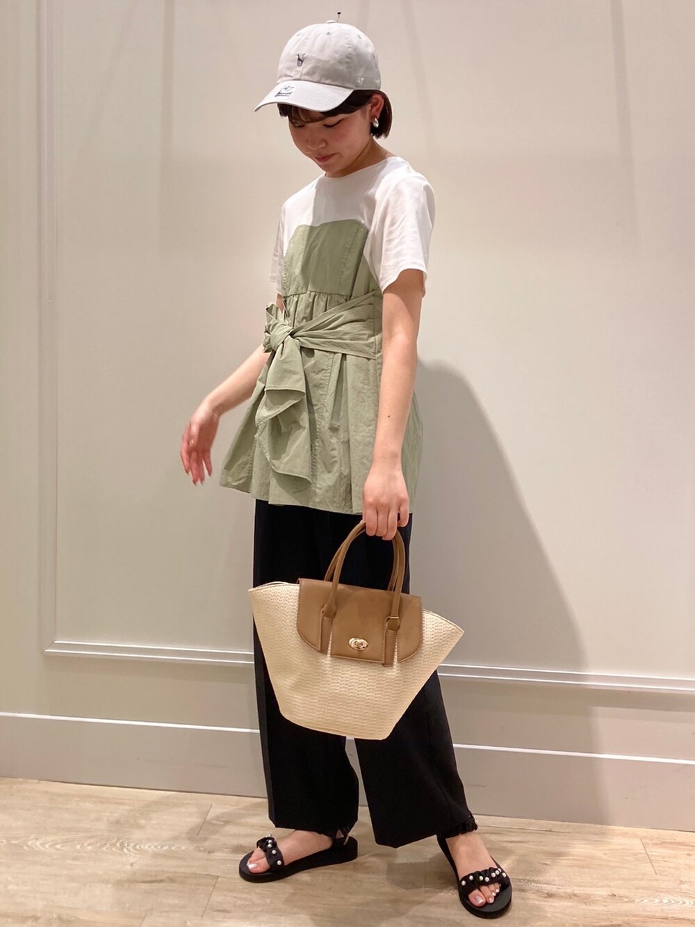 グリーン系のTシャツ/カットソー、グレー系のその他パンツ、ブラック系のサンダルを着用したレディースの夏コーディネートの2枚目の写真