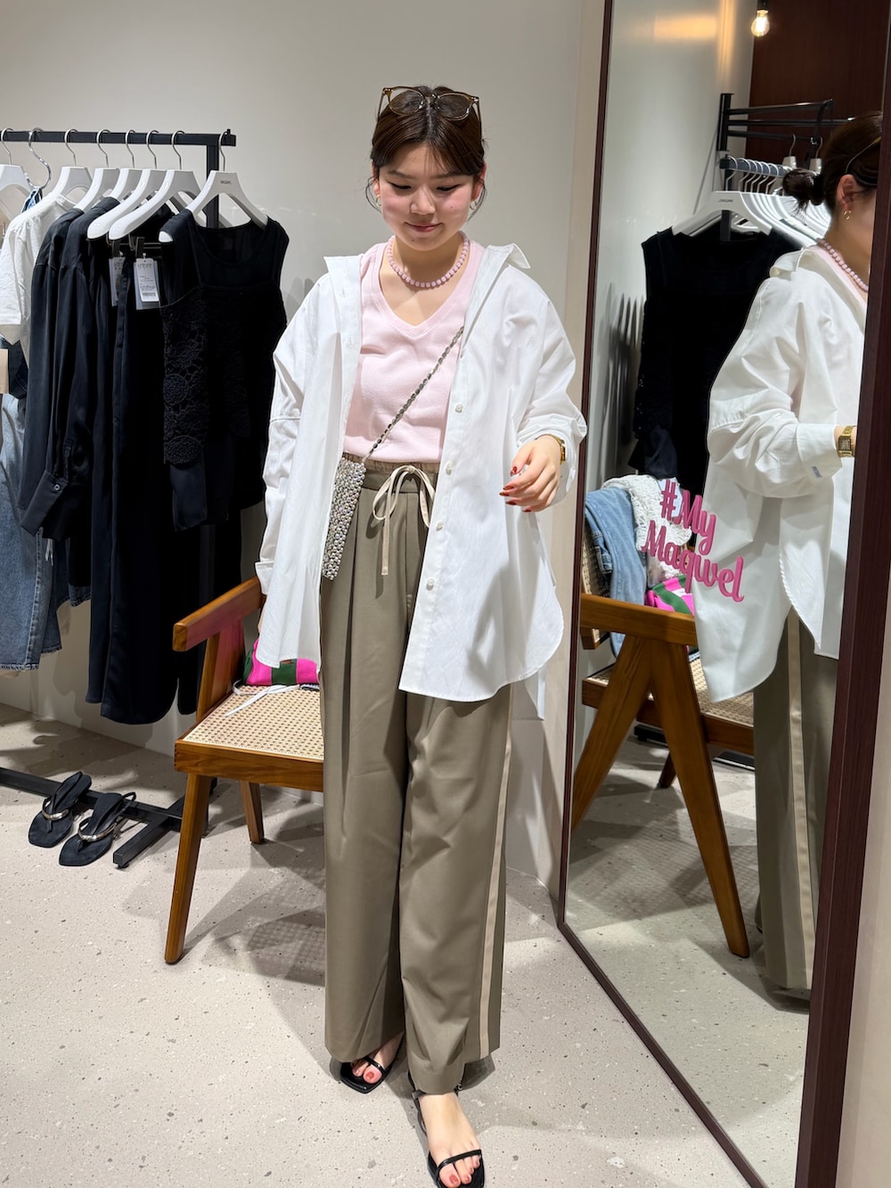 ホワイト系のシャツ/ブラウス、ピンク系のTシャツ/カットソー、ベージュ系のその他パンツを着用したレディースの春コーディネートの4枚目の写真