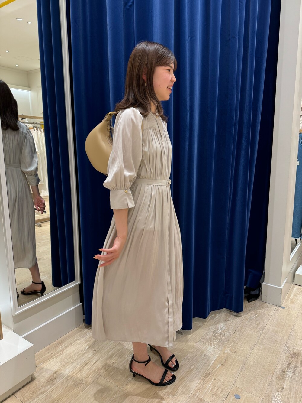 「ノーリーズ、NOLLEY'S、ワンピース、ワンピーススタイル、シンプルコーデ、春夏コーデ、今日のコーデ、夏コーデ、ラクチンコーデ、オフィスカジュアル」｜「NOLLEY’Sのウォッシャブル5分袖ギャザーワンピース（ワンピース、ベージュ系）」を使った、takahashiさん（レディース・161cm）の春コーディネートの3枚目の写真