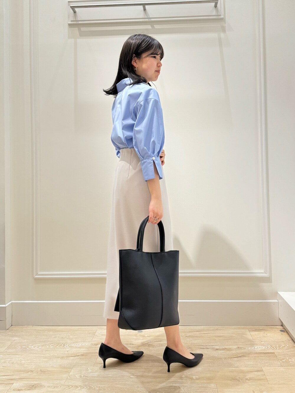 「ノーリーズ、NOLLEY'S、ノーリーズソフィー、通勤コーデ、春のおしゃ見えテクニック、春ファッション、通勤スタイル、OLコーデ、シャツコーデ、パールボタン、ストレッチ素材、スキッパーシャツ、スカートスタイル、キレイめ、オトナ女子」｜「NOLLEY’S Sophiのウォッシャブルボンディングジョーゼット前後2WAYロングスカート（スカート、ベージュ系）」を使った、takahashiさん（レディース・161cm）の春コーディネートの5枚目の写真