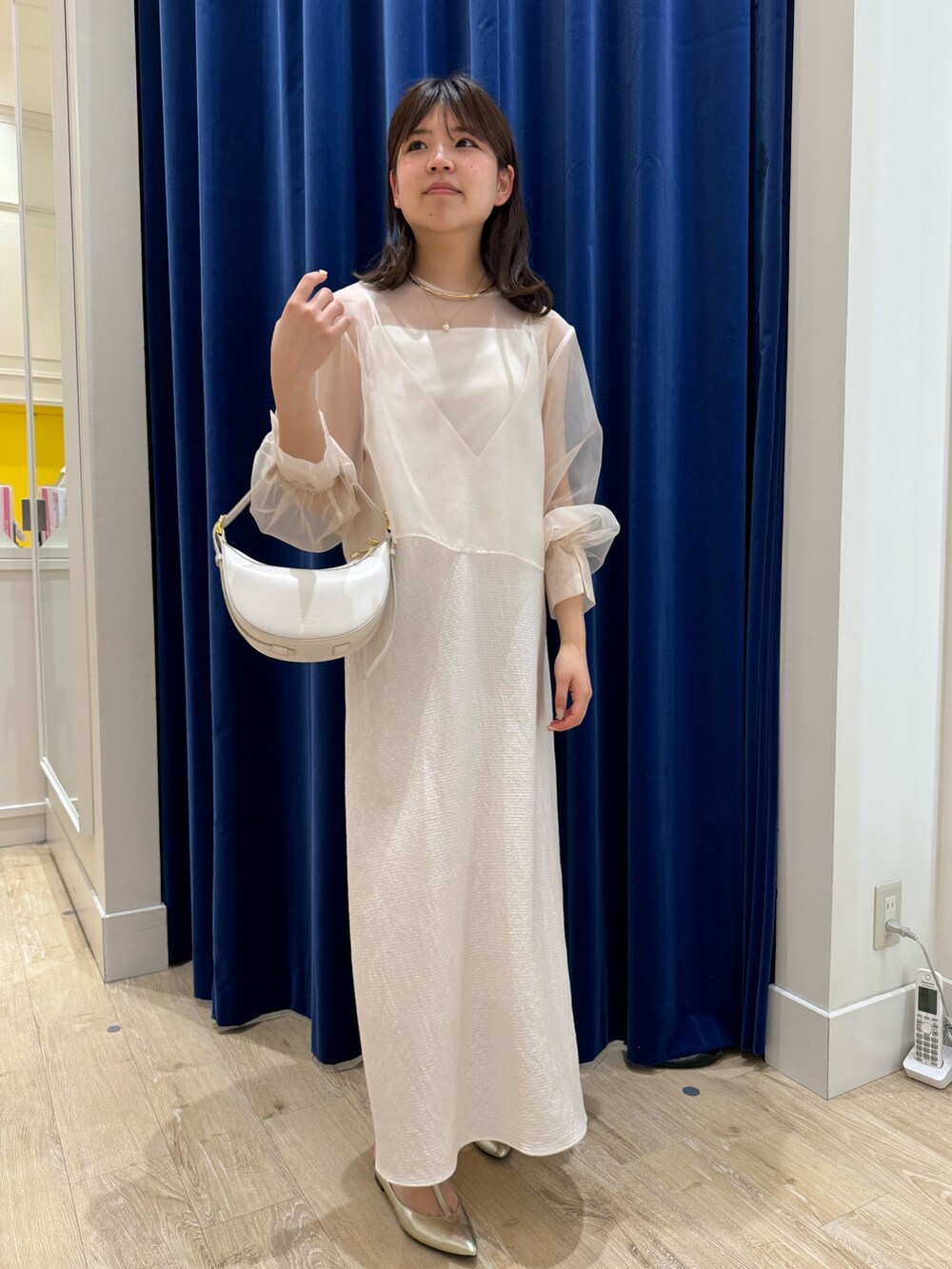 「ノーリーズ、NOLLEY'S、キレイめ、きれいめコーディネート、お呼ばれスタイル、2次会コーデ、キャミワンピ、ワントーンコーデ、シアートップス、レイヤードスタイル、トートバッグ、着回しコーデ、休日スタイル、シンプル、ミニバッグ」|「NOLLEY’Sのウォッシャブルサテンキャミワンピース(ワンピース、ホワイト系)」を使った、takahashiさん(レディース・161cm)の春コーディネートの7枚目の写真