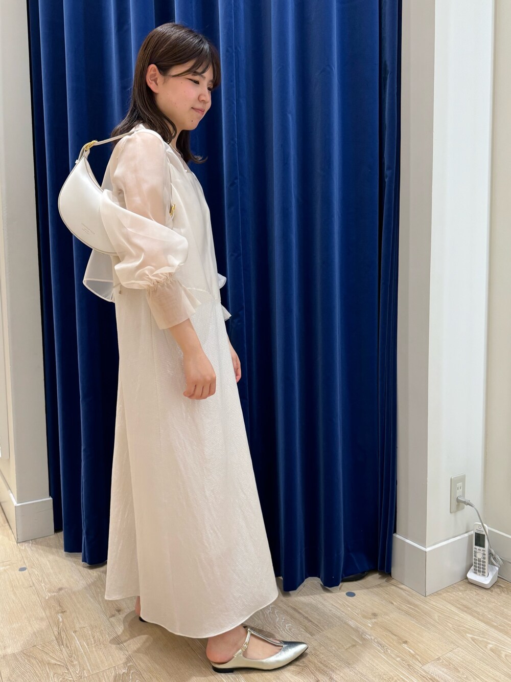 「ノーリーズ、NOLLEY'S、キレイめ、きれいめコーディネート、お呼ばれスタイル、2次会コーデ、キャミワンピ、ワントーンコーデ、シアートップス、レイヤードスタイル、トートバッグ、着回しコーデ、休日スタイル、シンプル、ミニバッグ」|「NOLLEY’Sのウォッシャブルサテンキャミワンピース(ワンピース、ホワイト系)」を使った、takahashiさん(レディース・161cm)の春コーディネートの6枚目の写真