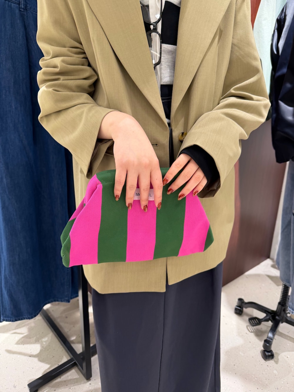 グレー系のシャツ/ブラウス、ブルー系のスカート、ベージュ系のテーラードジャケットを着用したレディースの春コーディネートの7枚目の写真