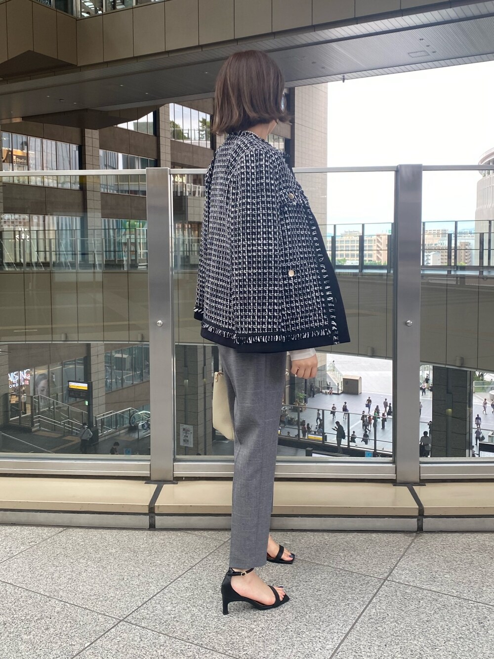 「ハンドバッグ、秋服コーデ、大人コーデ、通勤コーデ、通勤スタイル、キレイめコーデ、お洒落さんとつながりたい、長袖、キレイめ、ワントーンコーデ、ツイードジャケット、羽織り、ツイード、テーパードパンツ、スッキリシルエット」｜「NOLLEY’Sのツイードジャケット（ノーカラージャケット、ブラック系）」を使った、takahashiさん（レディース・161cm）の秋コーディネートの3枚目の写真