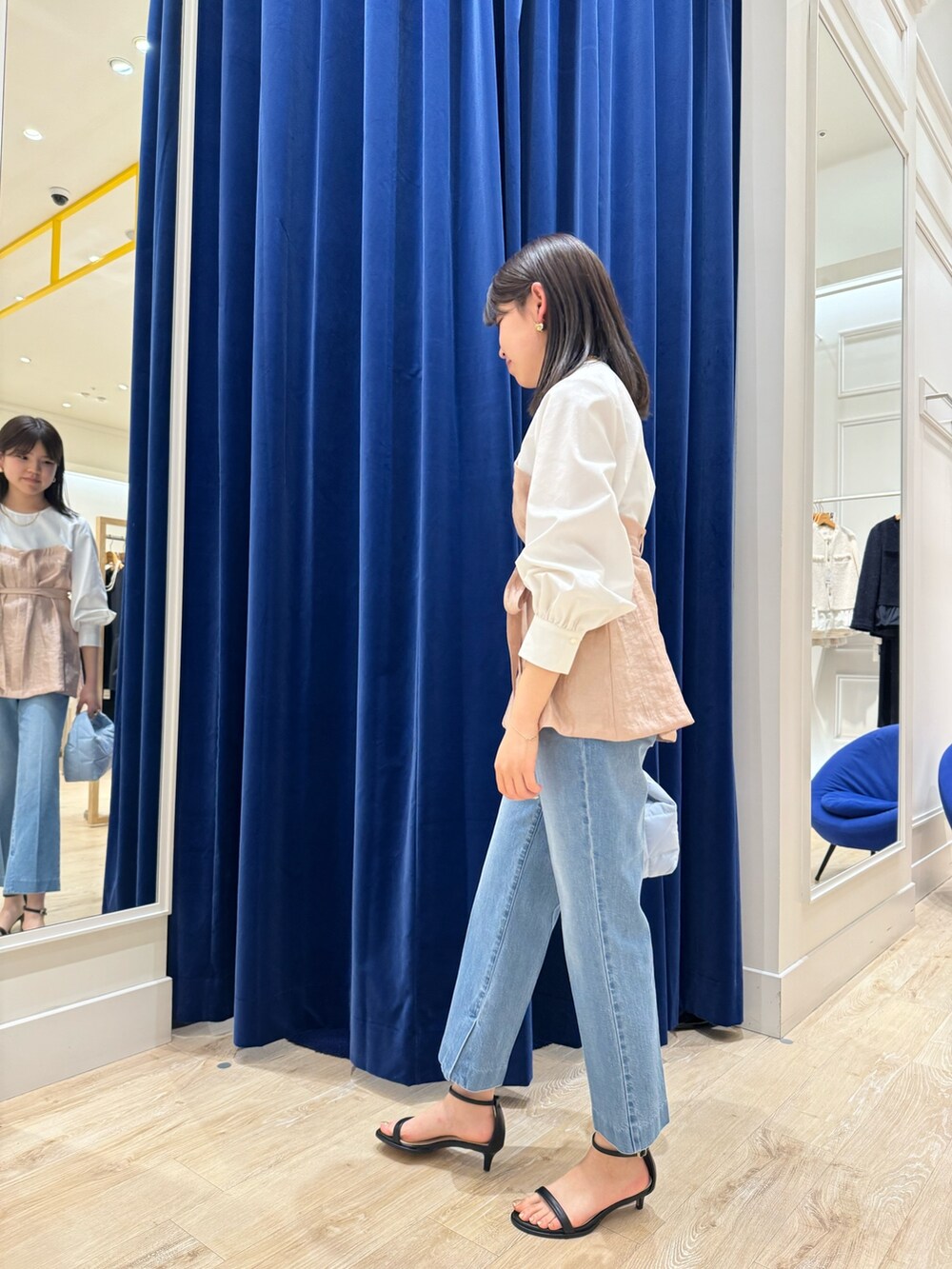 「NOLLEY'S、ノーリーズ、デニムパンツ、デニムコーデ、春コーデ、春のおしゃ見えテクニック、おでかけコーデ、デートコーデ、春ファッション、春服、シンプルスタイル、オトナ女子、ラクチンコーデ、オトナカワイイ、セットアップ」｜「NOLLEY’Sのビスチェ風コンビブラウス（シャツ/ブラウス、ピンク系）」を使った、takahashiさん（レディース・161cm）の春コーディネートの4枚目の写真
