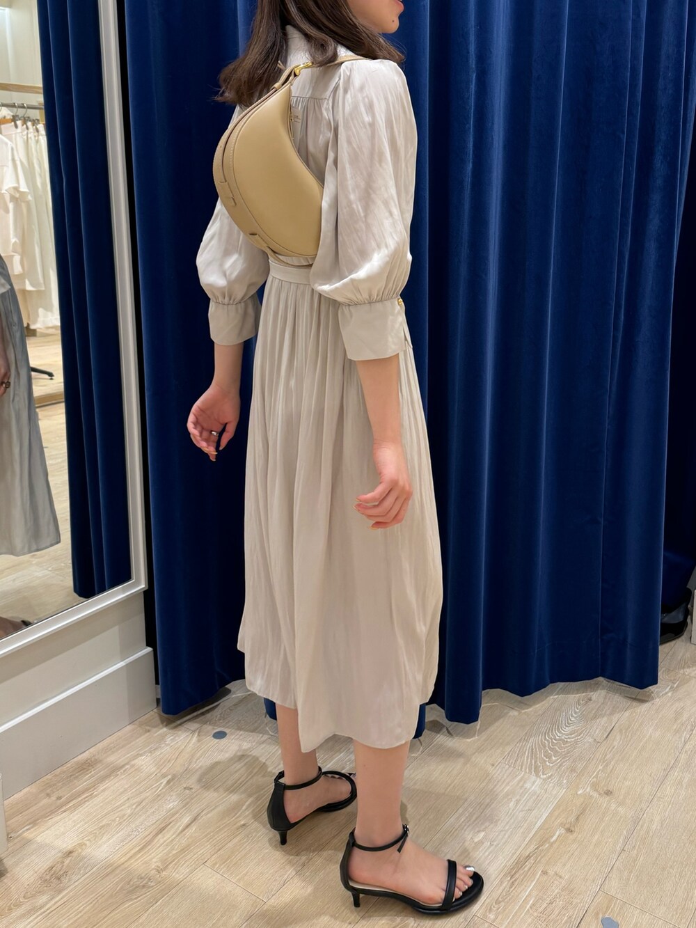 「ノーリーズ、NOLLEY'S、ワンピース、ワンピーススタイル、シンプルコーデ、春夏コーデ、今日のコーデ、夏コーデ、ラクチンコーデ、オフィスカジュアル」｜「NOLLEY’Sのウォッシャブル5分袖ギャザーワンピース（ワンピース、ベージュ系）」を使った、takahashiさん（レディース・161cm）の春コーディネートの4枚目の写真