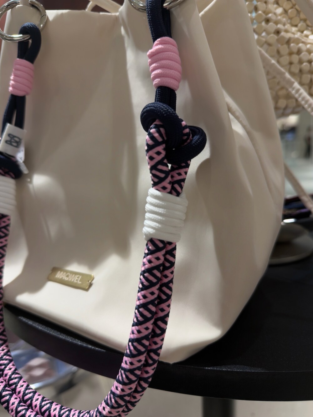 ホワイト系のトートバッグ、ホワイト系のスカート、レッド系のチャームを着用したレディースの夏コーディネートの4枚目の写真