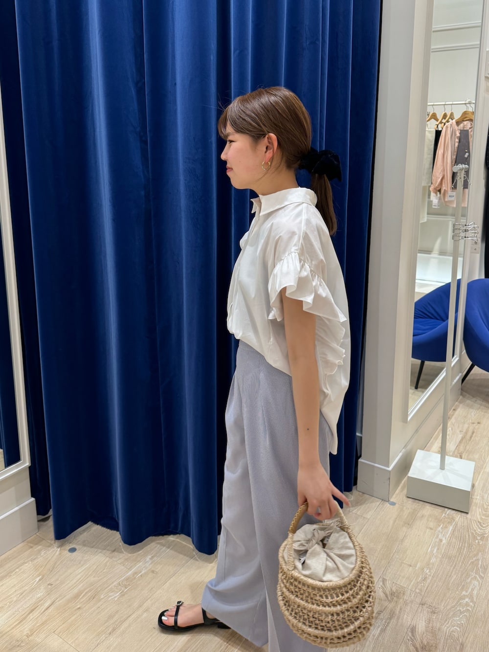 「ノーリーズ、NOLLEY'S、きれいめカジュアル、きれいめコーディネート、ツータックパンツ、ワイドパンツ、シャツコーデ」｜「NOLLEY’Sのグログランリボン付き肩フリルブラウス（シャツ/ブラウス、ホワイト系）」を使った、takahashiさん（レディース・161cm）の夏コーディネートの3枚目の写真