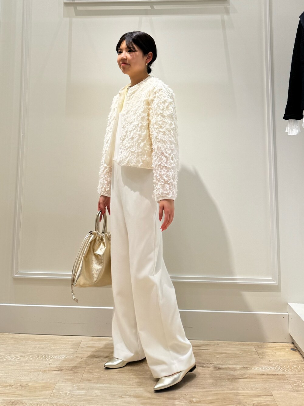 ホワイト系のつなぎ/オールインワン、ゴールド系のショルダーバッグ、ベージュ系のニット/セーターを着用したレディースの春コーディネートの4枚目の写真