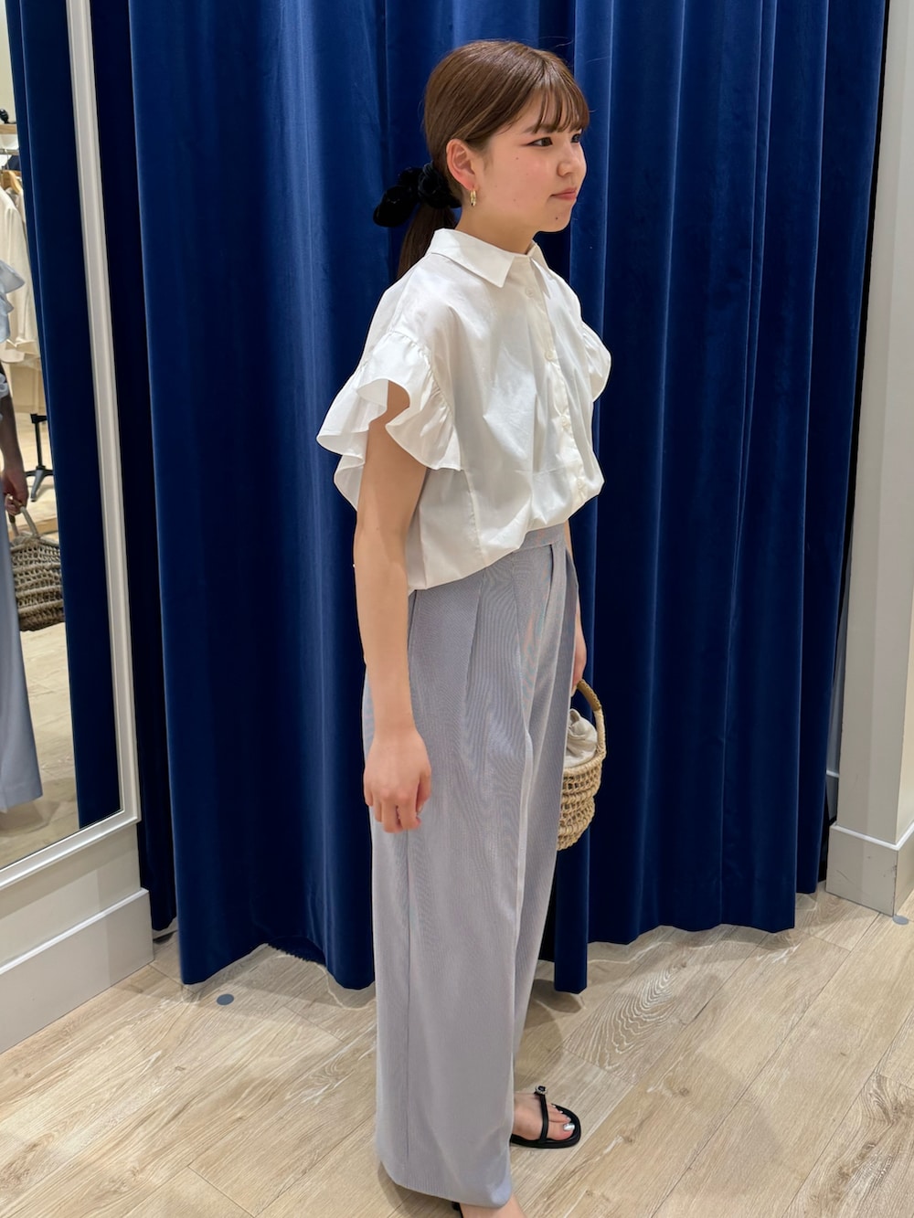 「ノーリーズ、NOLLEY'S、きれいめカジュアル、きれいめコーディネート、ツータックパンツ、ワイドパンツ、シャツコーデ」｜「NOLLEY’Sのグログランリボン付き肩フリルブラウス（シャツ/ブラウス、ホワイト系）」を使った、takahashiさん（レディース・161cm）の夏コーディネートの5枚目の写真