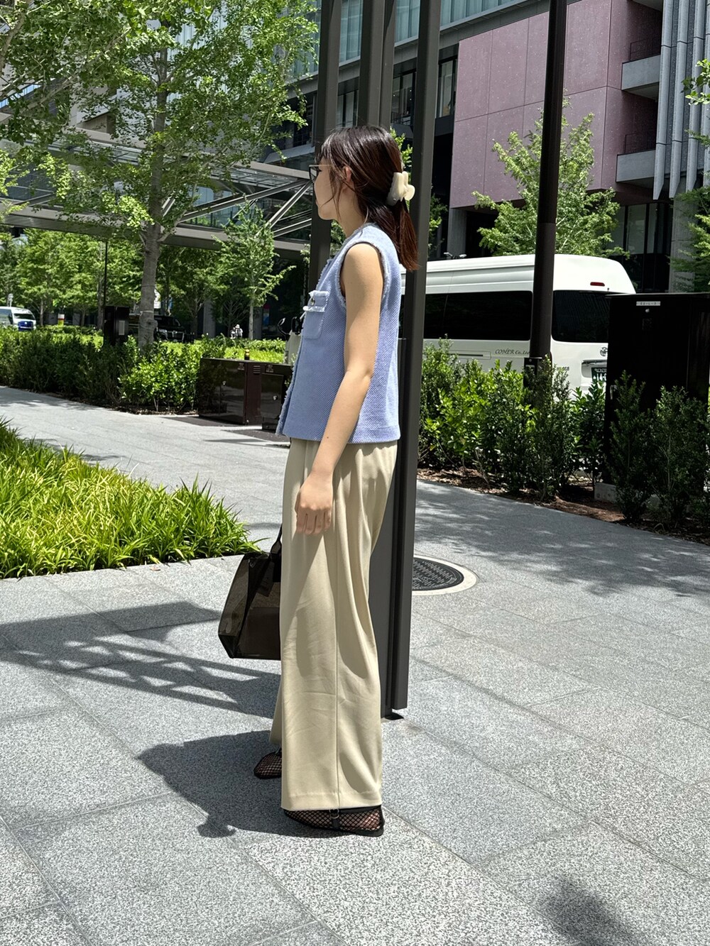「サンダル、シンプルスタイル、大人ファッション、ラクチンコーデ、夏ファッション、カジュアルスタイル、おでかけコーデ、おしゃれさんと繋がりたい、メガネ女子、パンツコーデ、今日のコーデ、夏」｜「NOLLEY’S Sophiのラッセルフリンジベスト（ベスト、ブルー系）」を使った、takahashiさん（レディース・161cm）の夏コーディネートの2枚目の写真