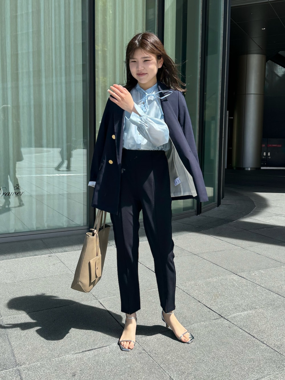 「シアートップス、ブラウス、春服、今日のコーデ、パンツスタイル、春色、ノーリーズ、NOLLEY'S、通勤コーデ、通勤スタイル、紺ブレ、ジャケット、スリットパンツ、シアーシャツ、春のNewスタイル」｜「NOLLEY’Sのシアーシャツ（シャツ/ブラウス、ブルー系）」を使った、takahashiさん（レディース・161cm）の春コーディネートの2枚目の写真