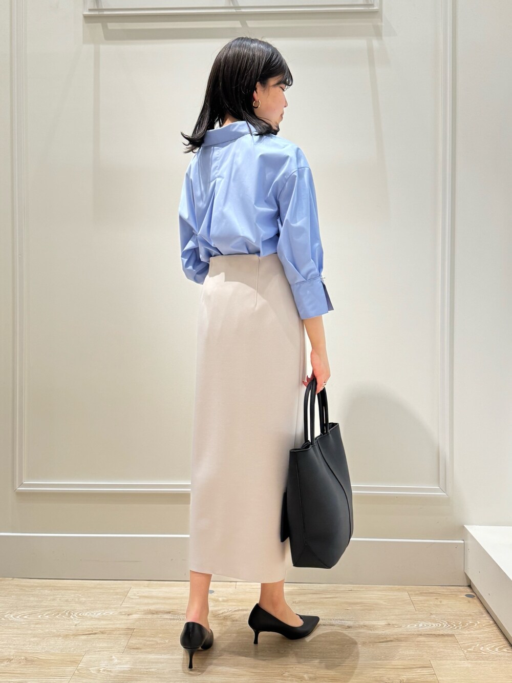 「ノーリーズ、NOLLEY'S、ノーリーズソフィー、通勤コーデ、春のおしゃ見えテクニック、春ファッション、通勤スタイル、OLコーデ、シャツコーデ、パールボタン、ストレッチ素材、スキッパーシャツ、スカートスタイル、キレイめ、オトナ女子」｜「NOLLEY’S Sophiのウォッシャブルボンディングジョーゼット前後2WAYロングスカート（スカート、ベージュ系）」を使った、takahashiさん（レディース・161cm）の春コーディネートの4枚目の写真