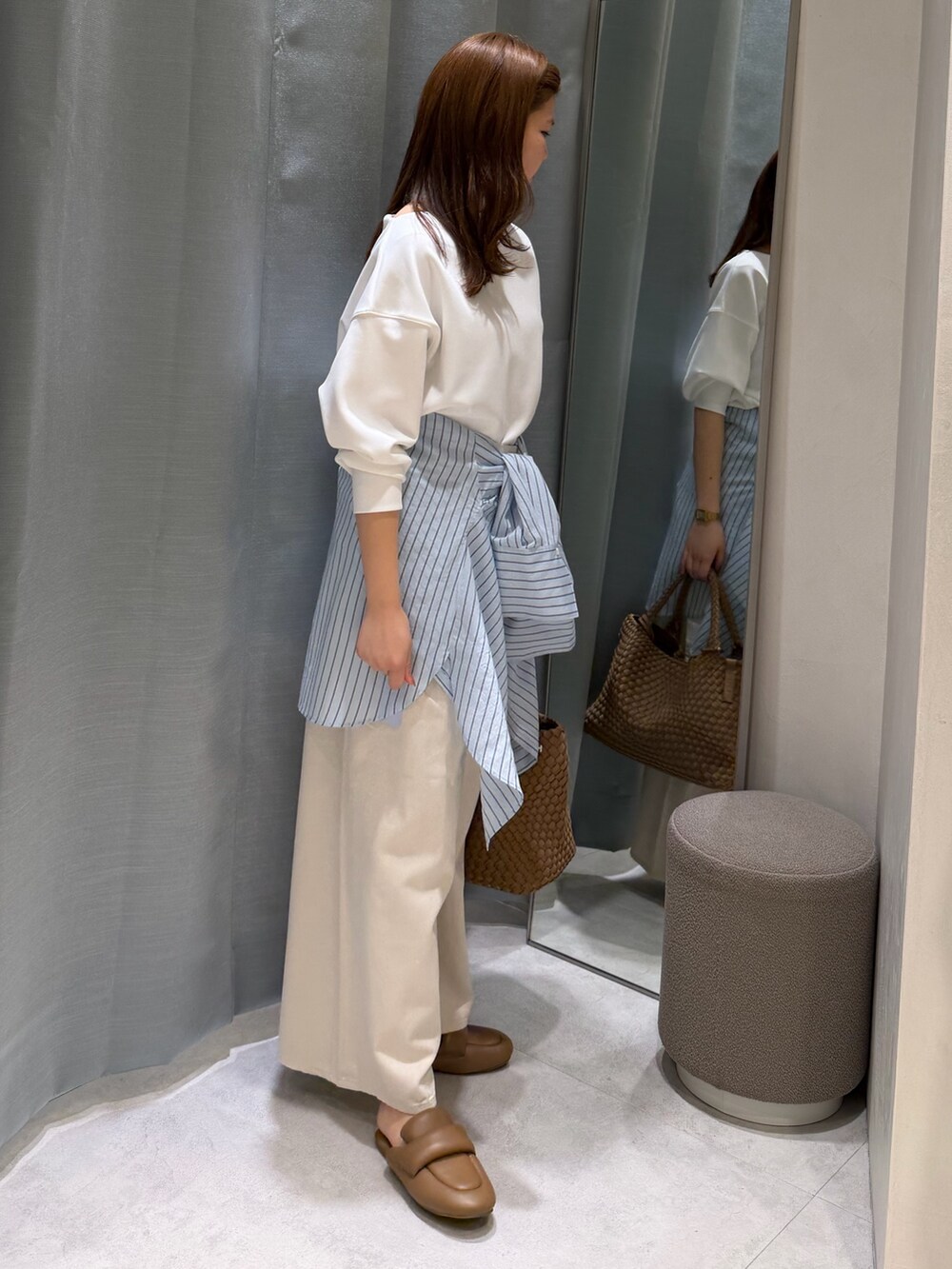 ホワイト系のTシャツ/カットソー、ホワイト系のその他パンツ、ブルー系のシャツ/ブラウスを着用したレディースの春コーディネートの2枚目の写真