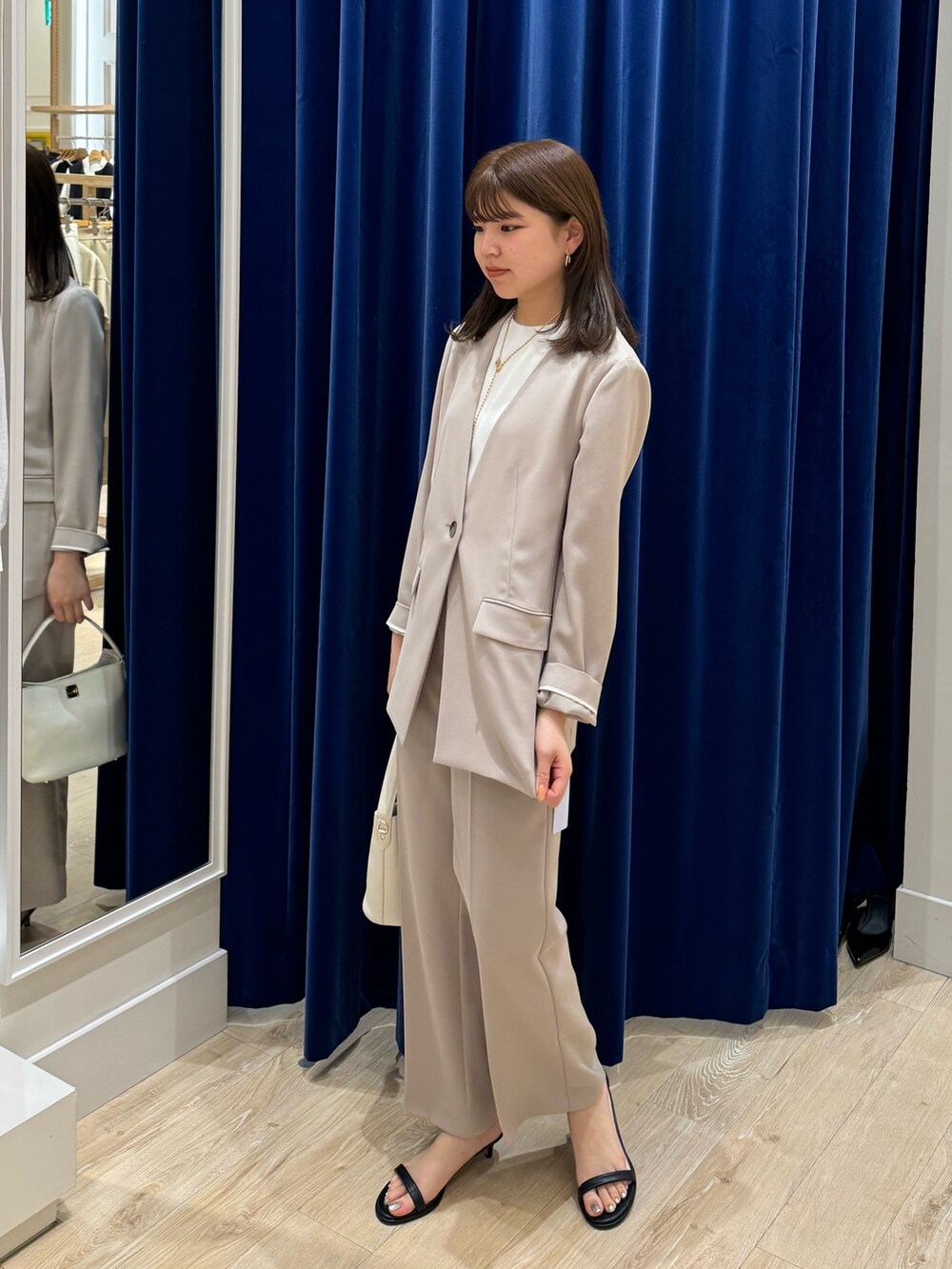 「ノーリーズ、NOLLEY'S、夏コーデ、セットアップ、通勤コーデ、通勤スタイル、ジャケット、ジャケットスタイル、シンプルコーデ、トートバッグ」｜「NOLLEY’S Sophiの《セットアップ対応》ウォッシャブルマットサテンノーカラージャケット（ノーカラージャケット、ベージュ系）」を使った、takahashiさん（レディース・161cm）の夏コーディネートの2枚目の写真