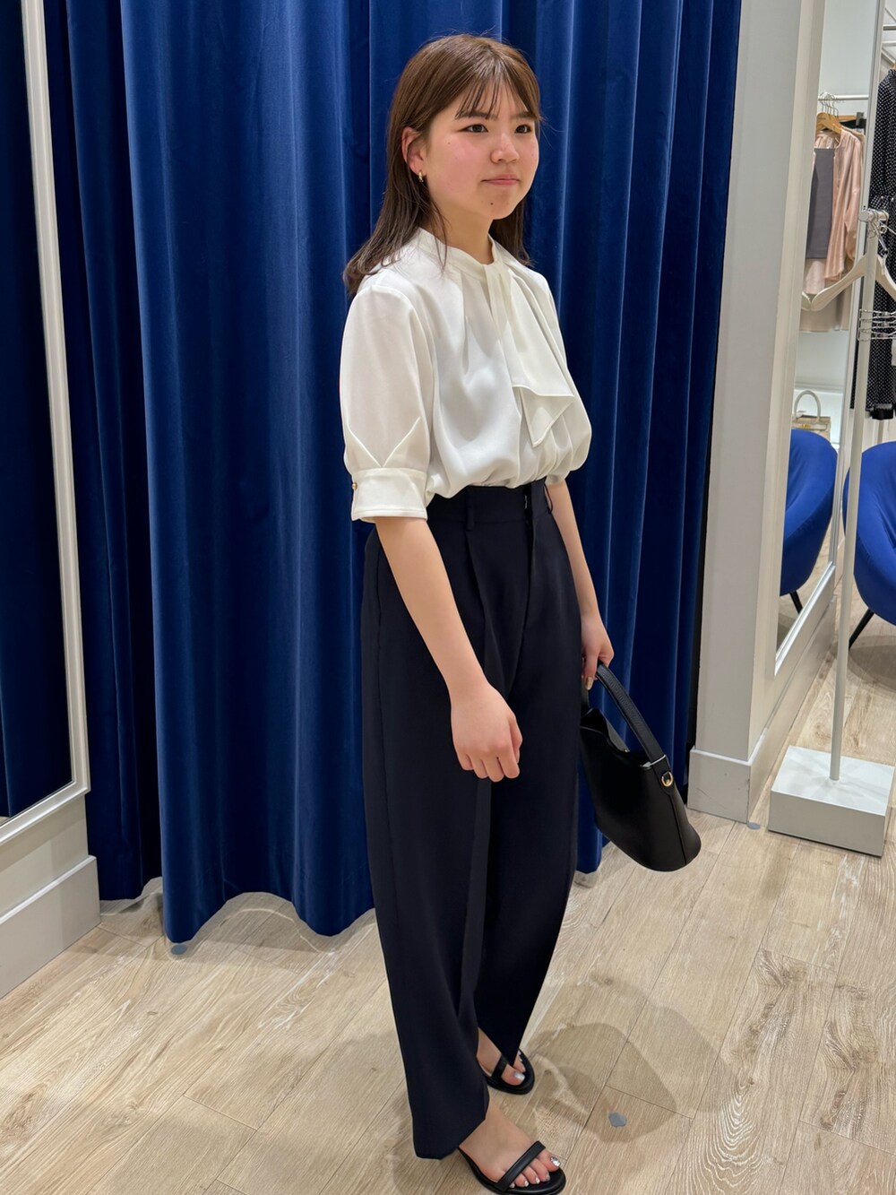 「ノーリーズ、NOLLEY'S、オフィススタイル、通勤コーデ、通勤スタイル、ワイドパンツ、シンプルスタイル、楽チンコーデ」｜「NOLLEY’Sのボウタイ風取り外し半袖ブラウス（シャツ/ブラウス、ホワイト系）」を使った、takahashiさん（レディース・161cm）の夏コーディネートの7枚目の写真