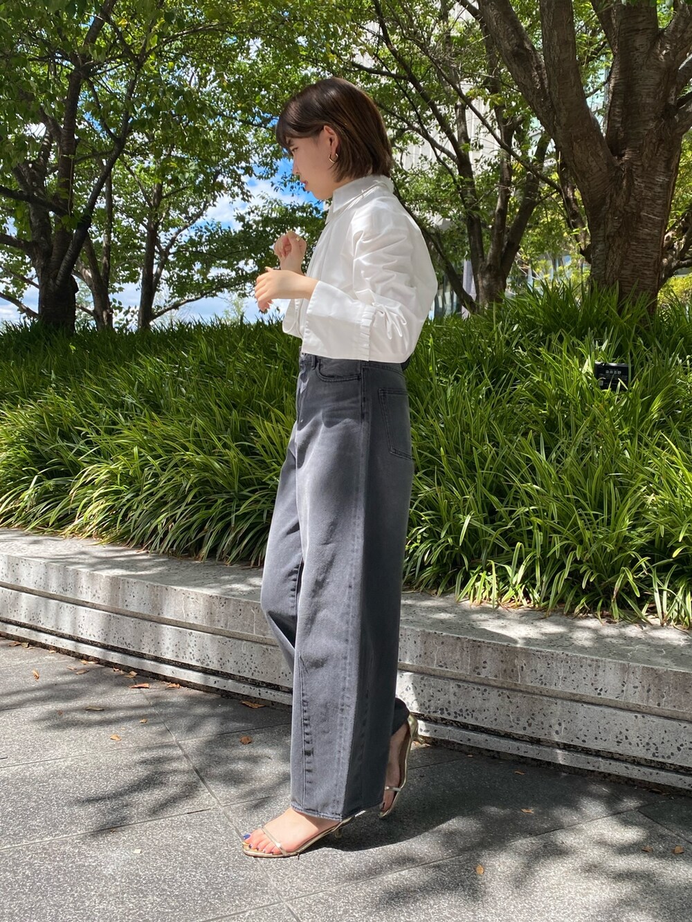 「秋服準備はじめました、オトナカジュアル、休日スタイル、楽チンコーデ、オトナ女子、パンツコーデ、秋、初秋コーデ、きれいめカジュアル、シンプル、シャツスタイル、大人可愛い、デニムパンツ、パンツスタイル、秋服コーデ」｜「Rie Millerのハイウエストバギーデニム（デニムパンツ、ブラック系）」を使った、takahashiさん（レディース・161cm）の夏コーディネートの2枚目の写真