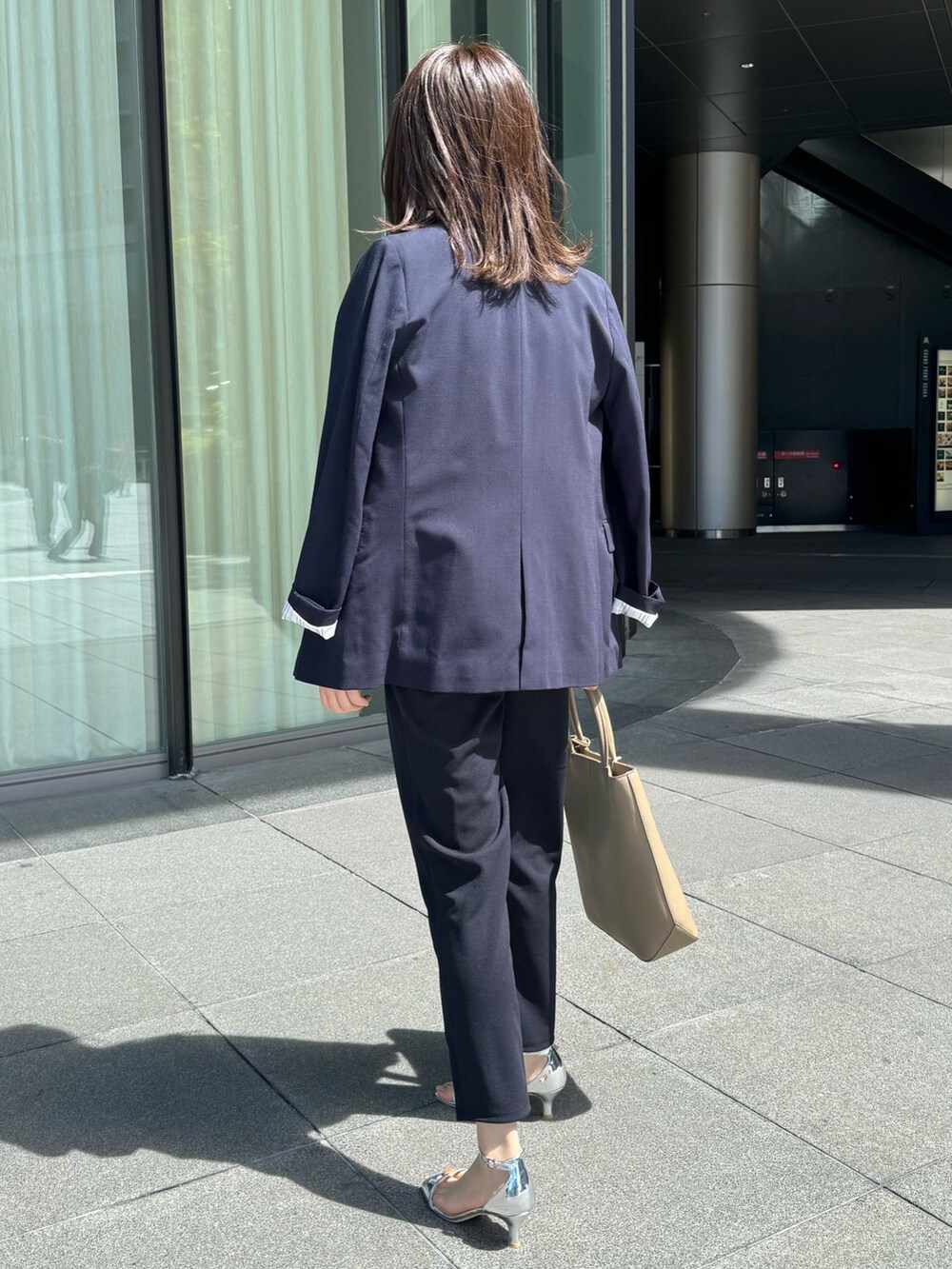 「シアートップス、ブラウス、春服、今日のコーデ、パンツスタイル、春色、ノーリーズ、NOLLEY'S、通勤コーデ、通勤スタイル、紺ブレ、ジャケット、スリットパンツ、シアーシャツ、春のNewスタイル」｜「NOLLEY’Sのシアーシャツ（シャツ/ブラウス、ブルー系）」を使った、takahashiさん（レディース・161cm）の春コーディネートの5枚目の写真