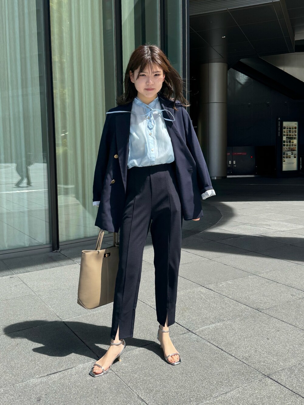 「シアートップス、ブラウス、春服、今日のコーデ、パンツスタイル、春色、ノーリーズ、NOLLEY'S、通勤コーデ、通勤スタイル、紺ブレ、ジャケット、スリットパンツ、シアーシャツ、春のNewスタイル」｜「NOLLEY’Sのシアーシャツ（シャツ/ブラウス、ブルー系）」を使った、takahashiさん（レディース・161cm）の春コーディネートの8枚目の写真