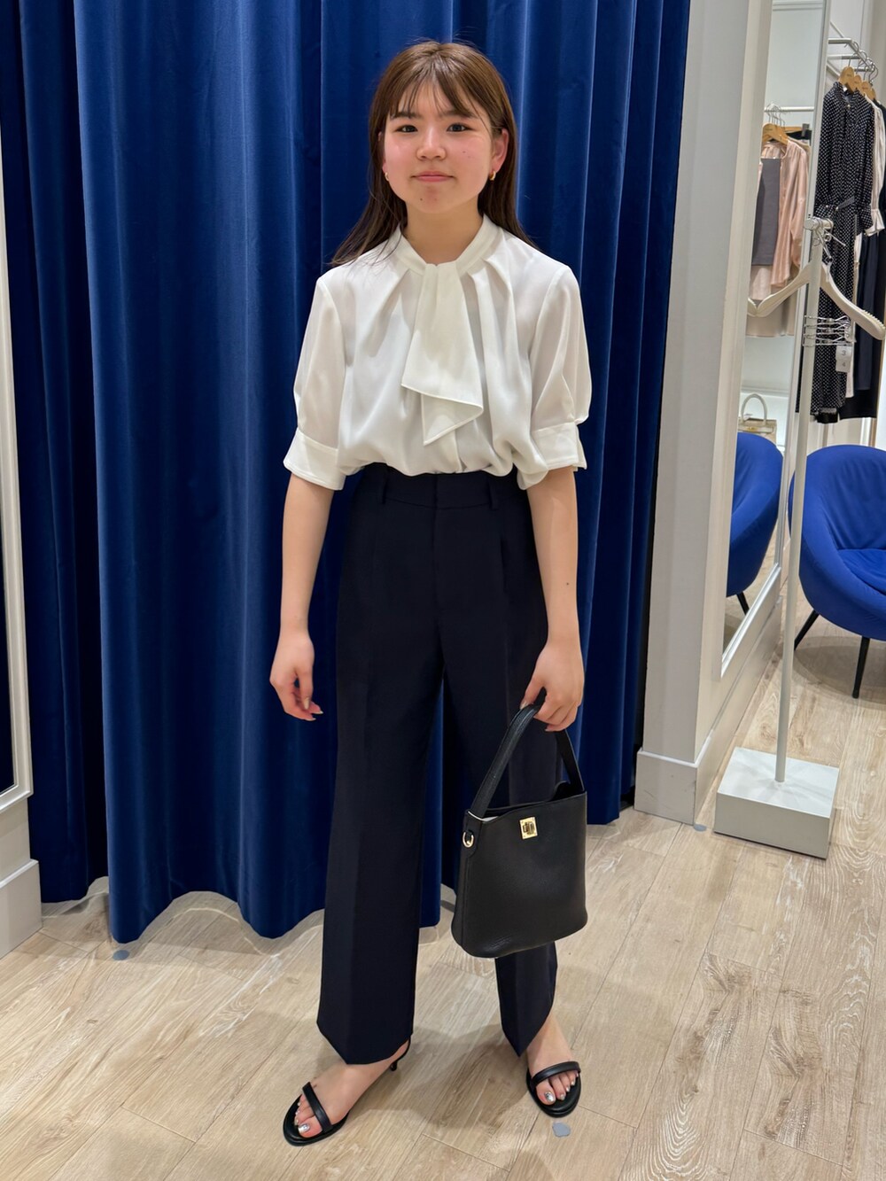 「ノーリーズ、NOLLEY'S、オフィススタイル、通勤コーデ、通勤スタイル、ワイドパンツ、シンプルスタイル、楽チンコーデ」｜「NOLLEY’Sのボウタイ風取り外し半袖ブラウス（シャツ/ブラウス、ホワイト系）」を使った、takahashiさん（レディース・161cm）の夏コーディネートの2枚目の写真